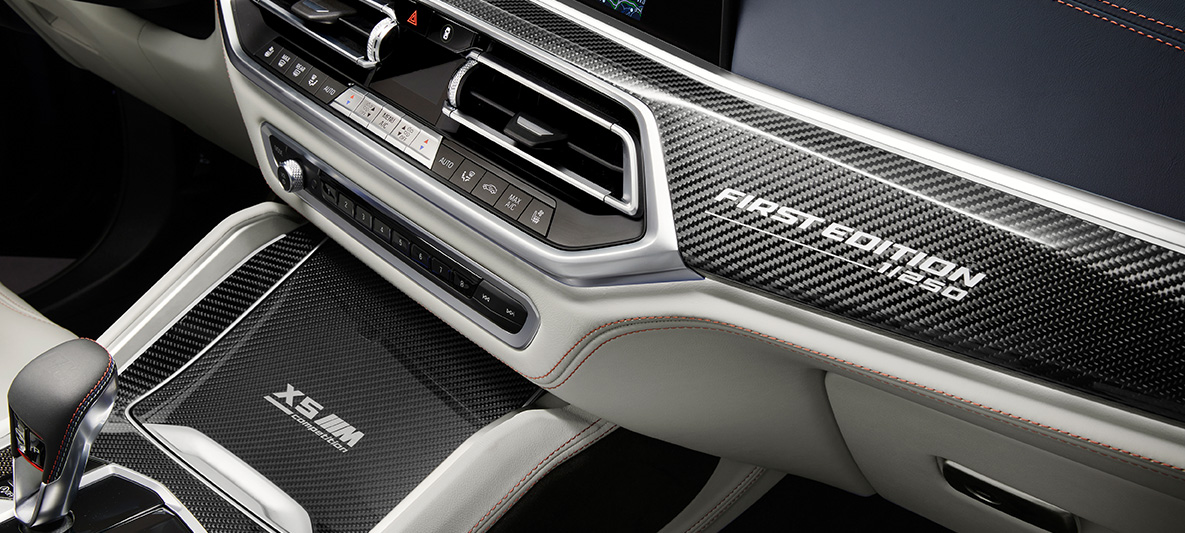 BMW X5 M SUV First Edition F95 2020 Inserts de décoration intérieurs en Carbon Fibre avec inscription "First Edition" BMW X5 M SUV First Edition F95 2020 Inserts de décoration intérieurs en Carbon Fibre avec inscription "First Edition"