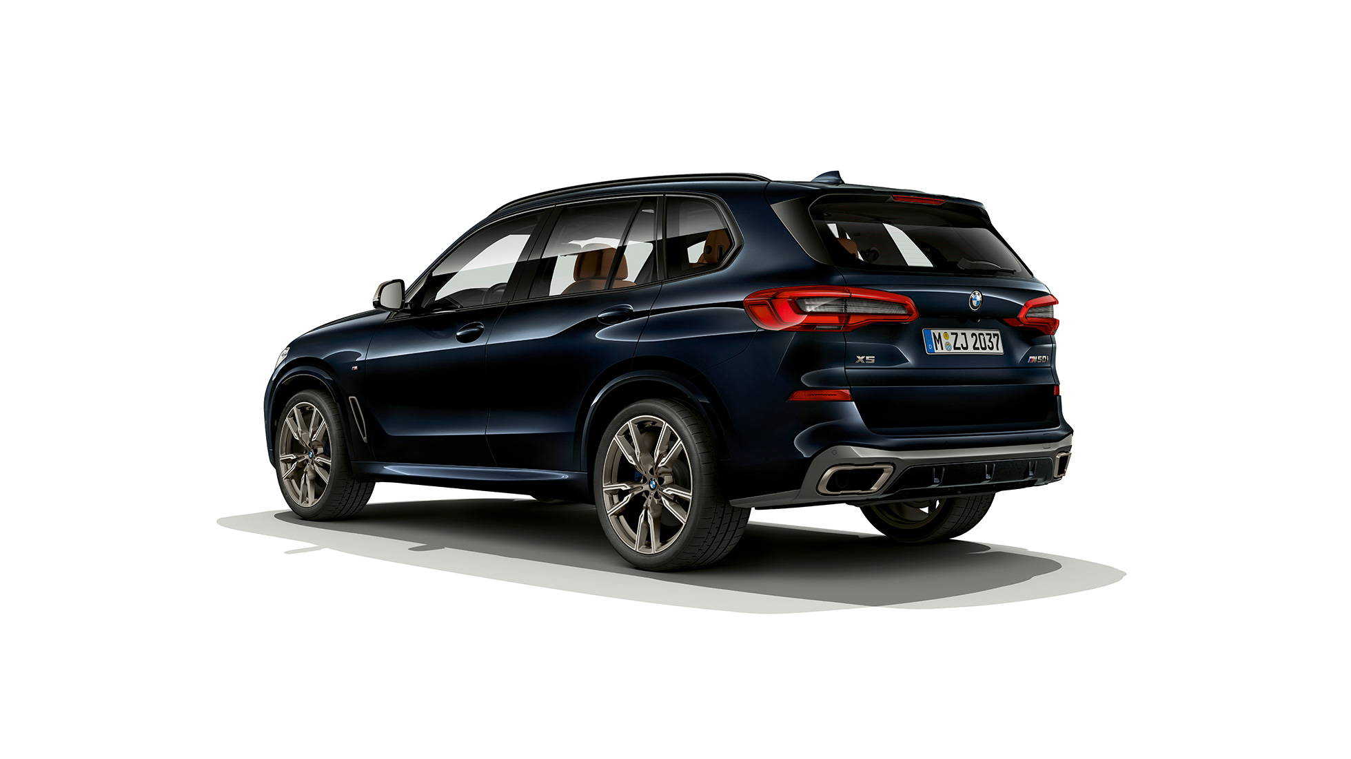 BMW X5 M50i vue arrière BMW X5 M50i avec becquet de toit M G05 Carbonschwarz metallic vue arrière