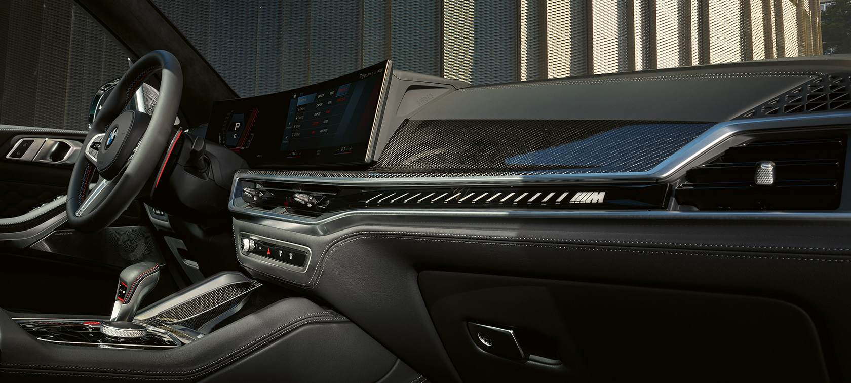BMW X5 M Competition F95 2023, poste de conduite et technologies