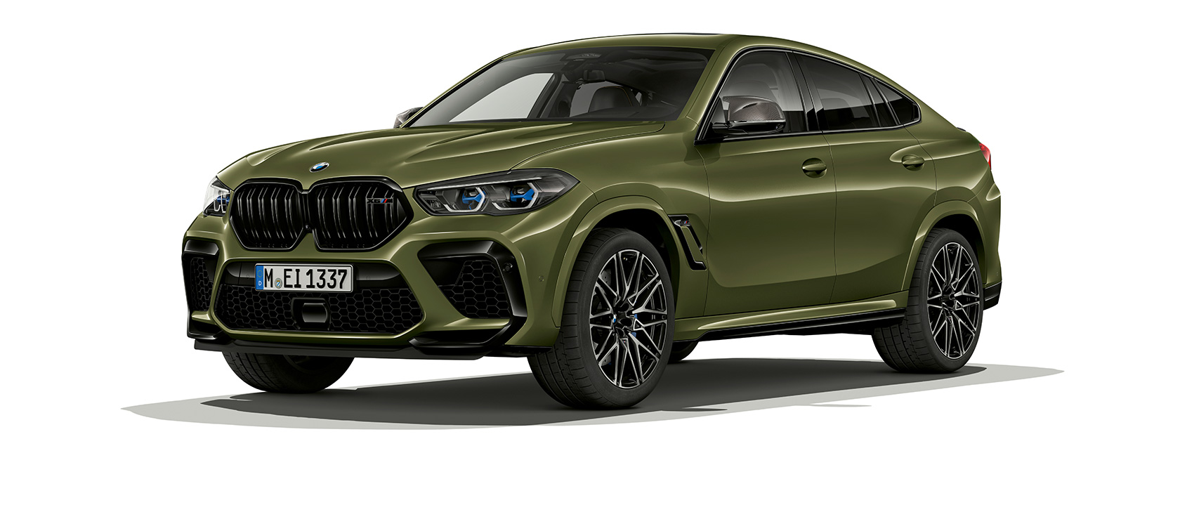 BMW X6 M Competition SUV, vue de trois quarts profil BMW X6 M Competition SUV F96 2020 en teinte spéciale BMW Individual Urban Green, vue de trois quarts de profil