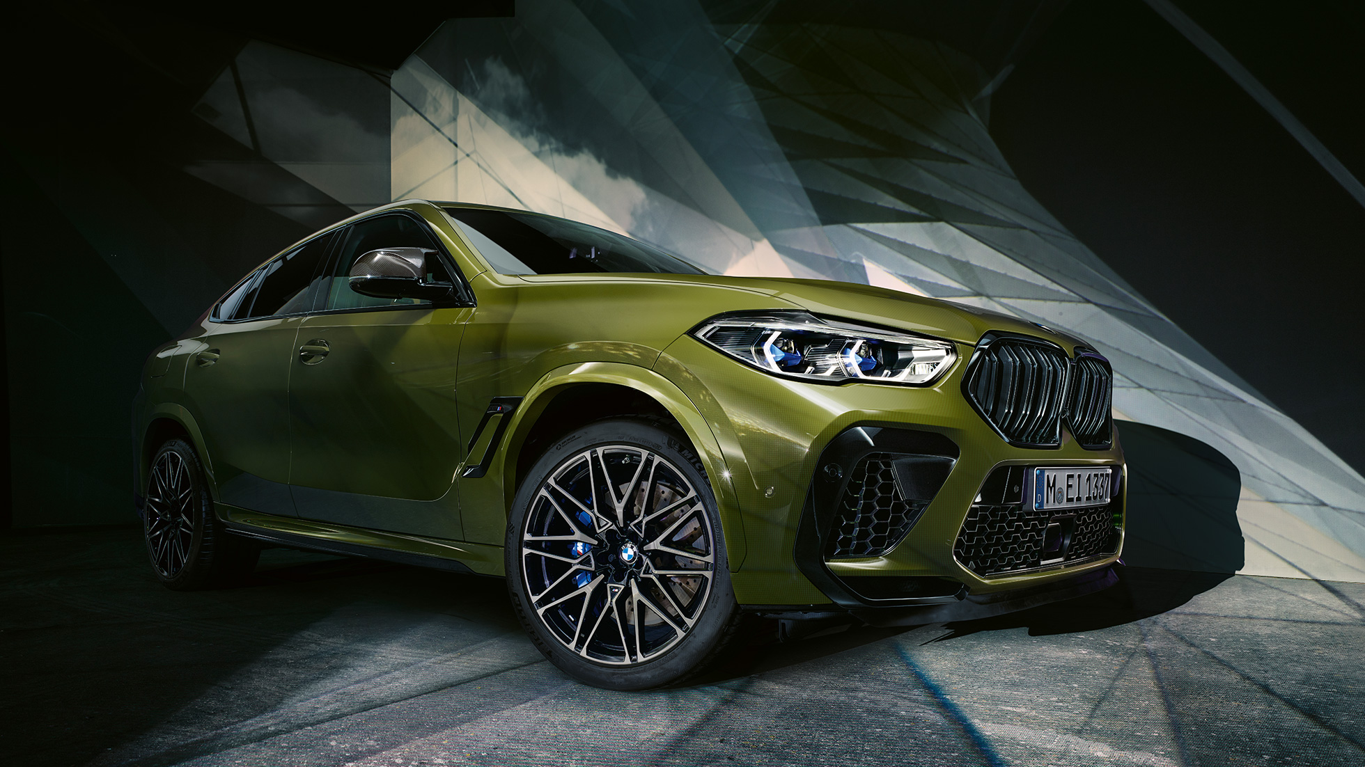 Design extérieur de la BMW X6 M Competition Design extérieur de la BMW X6 M Competition F96 2020 en teinte spéciale BMW Individual Urban Green vue de trois quarts face
