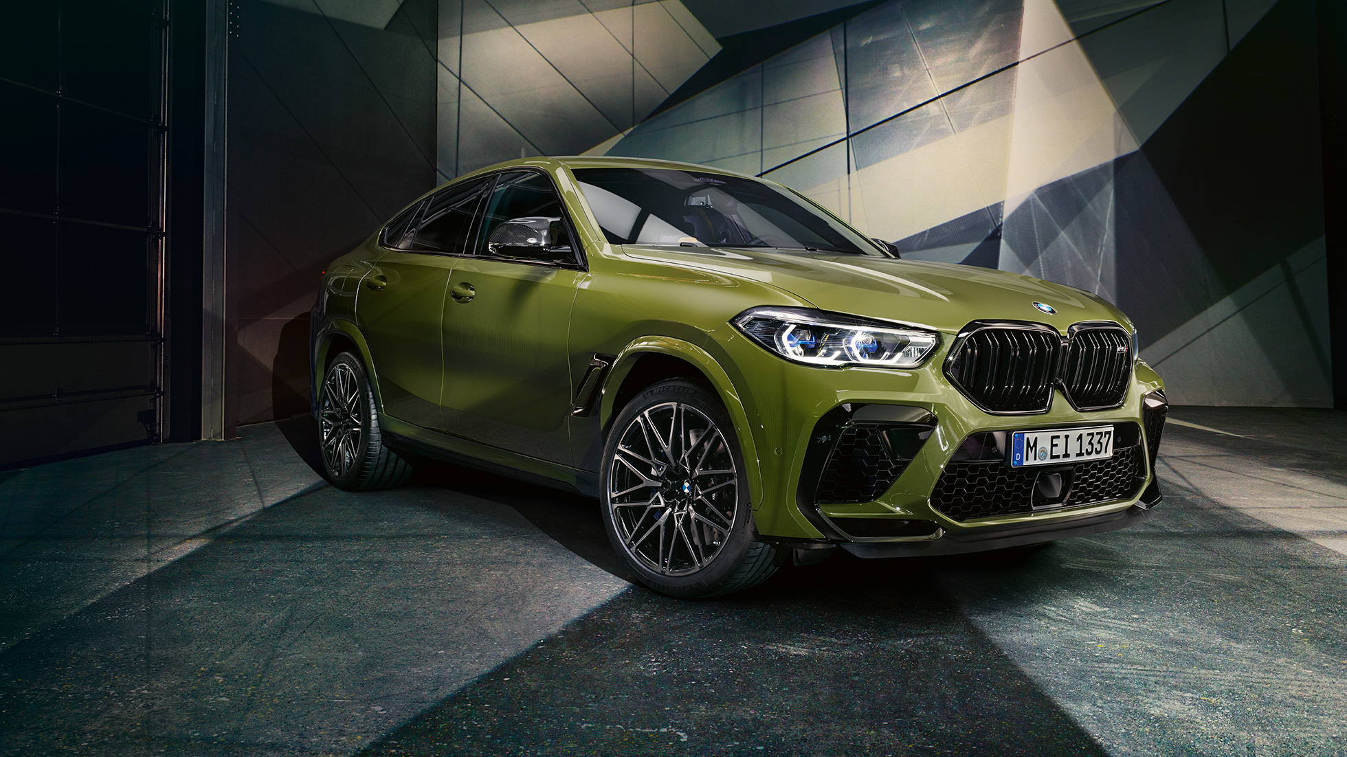 Double calandre M de la BMW X6 M Competition Design extérieur de la BMW X6 M Competition F96 en teinte spéciale BMW Individual Urban Green vue de trois quarts avant