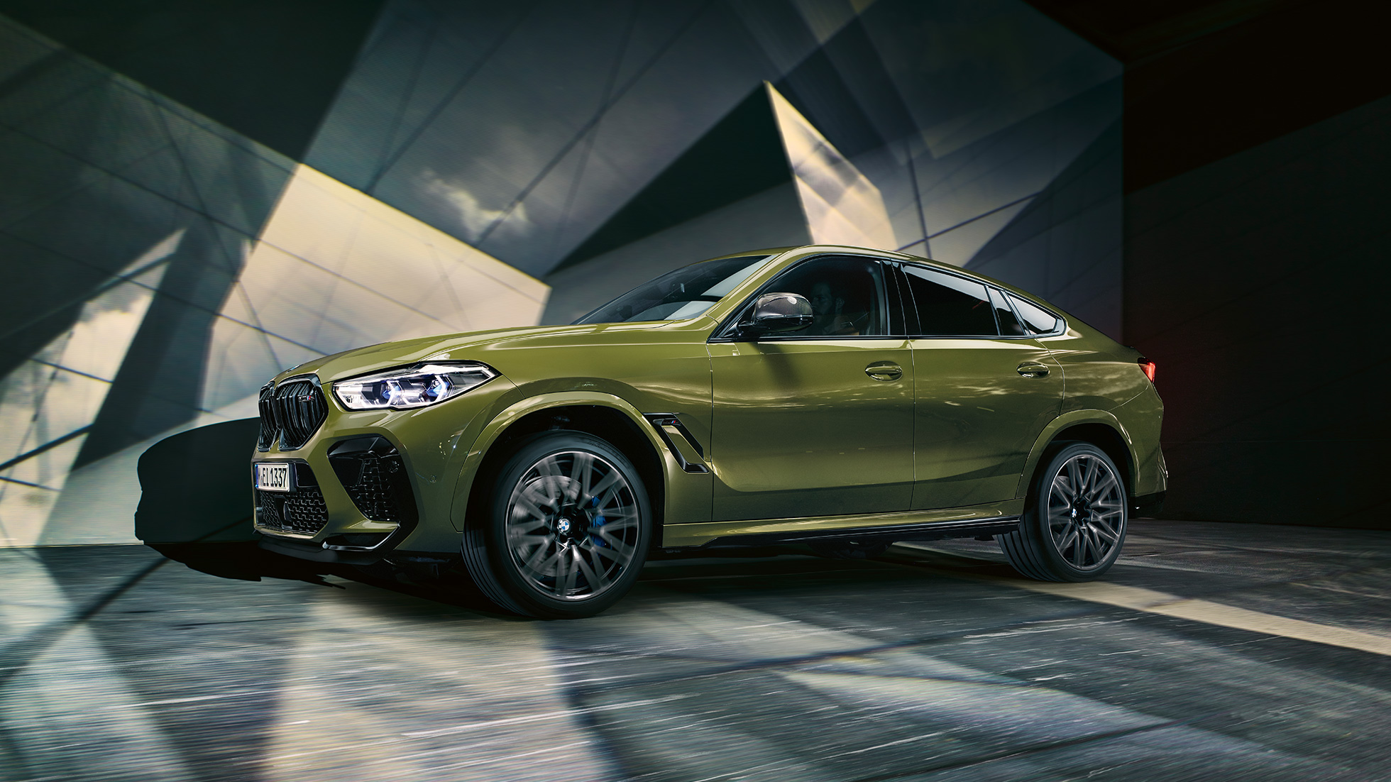 BMW X6 M Competition, vue de profil BMW X6 M Competition avec jantes BMW M en alliage léger F96 en teinte spéciale BMW Individual Urban Green, vue de profil