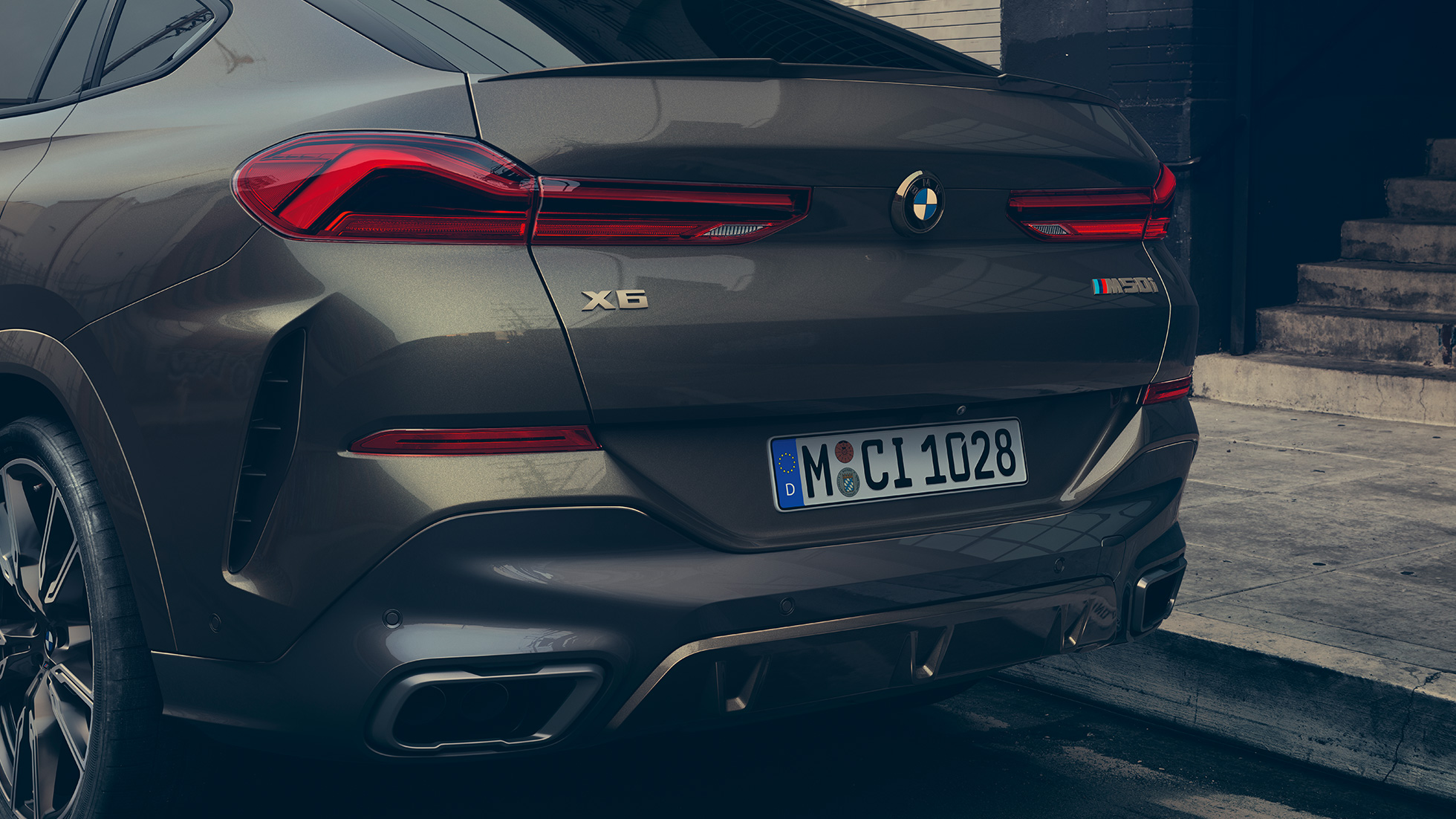 BMW X6 M50i vue arrière Gros plan de la poupe de la BMW X6 M50i