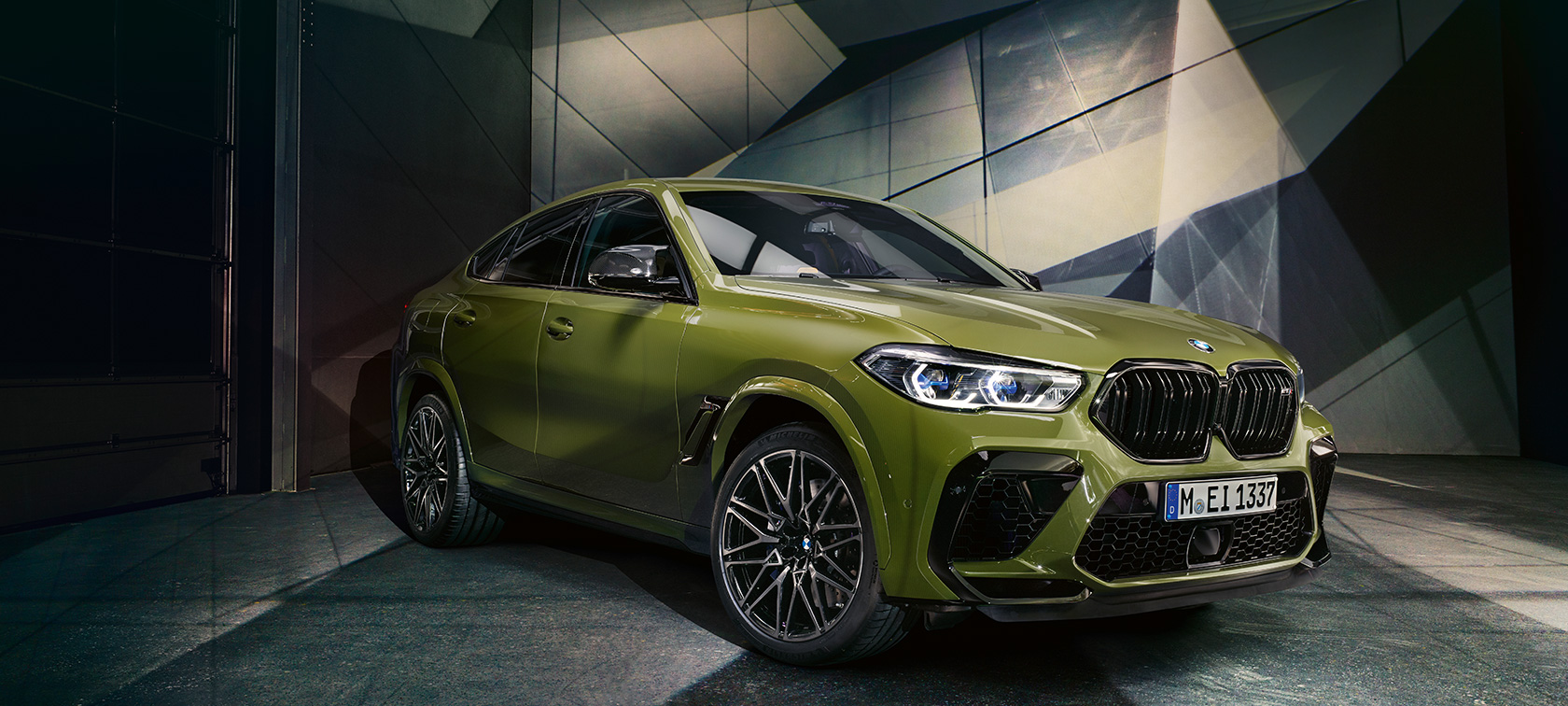 BMW X6 M Competition, vue de profil F96 BMW X6 M Competition F96 2020 en teinte spéciale BMW Individual Urban Green, vue de profil