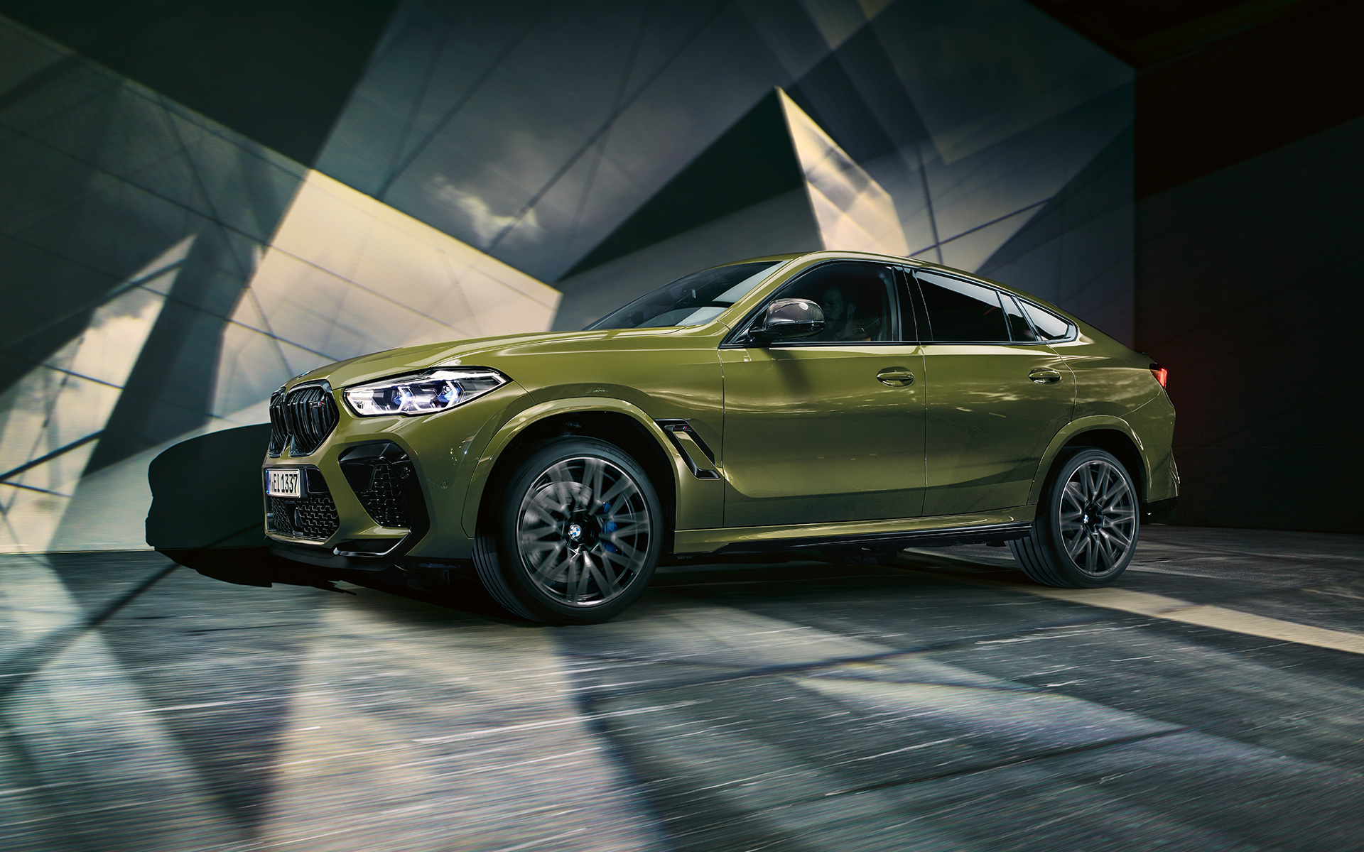 BMW X6 M Competition, vue de profil F96 BMW X6 M Competition avec jantes BMW M en alliage léger F96 en teinte spéciale BMW Individual Urban Green, vue de profil