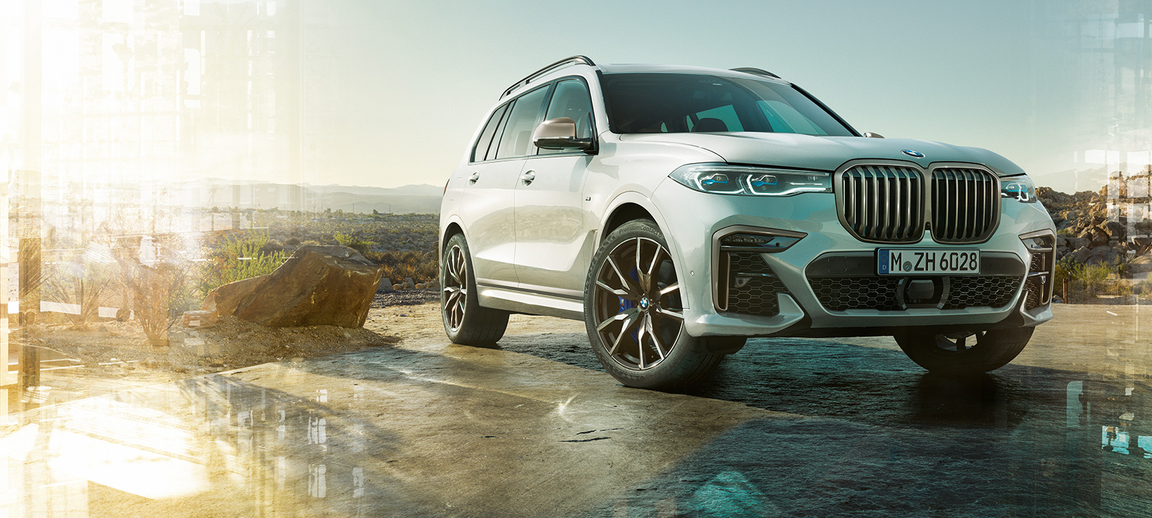 BMW X7 M SUV, vue de trois-quarts avant gauche G07 BMW X7 M SUV en Mineralweiß, G07, à l’arrêt, vue de trois-quarts avant gauche