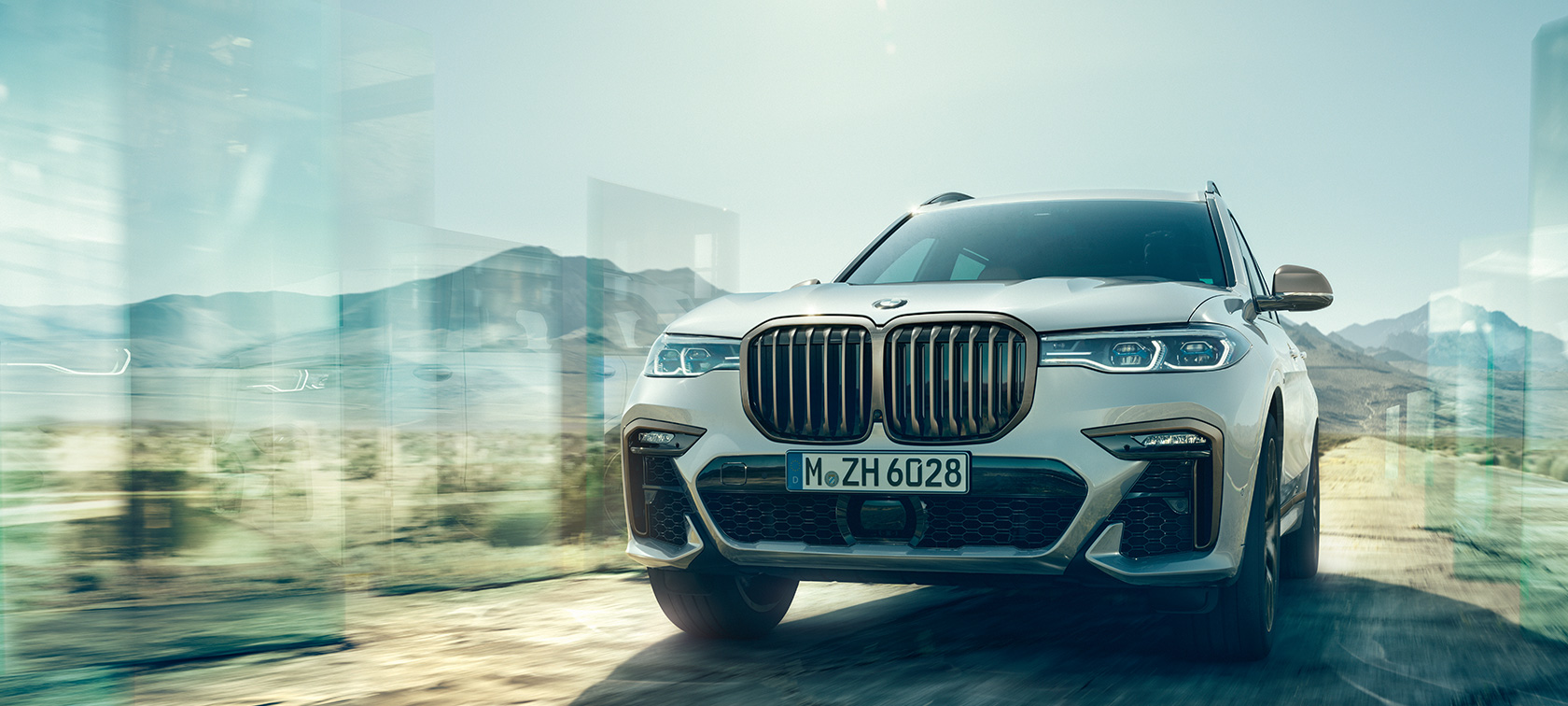 BMW X7 M50i SUV, vue avant BMW X7 M50i SUV en Mineralweiß, G07, à l’arrêt, vue avant