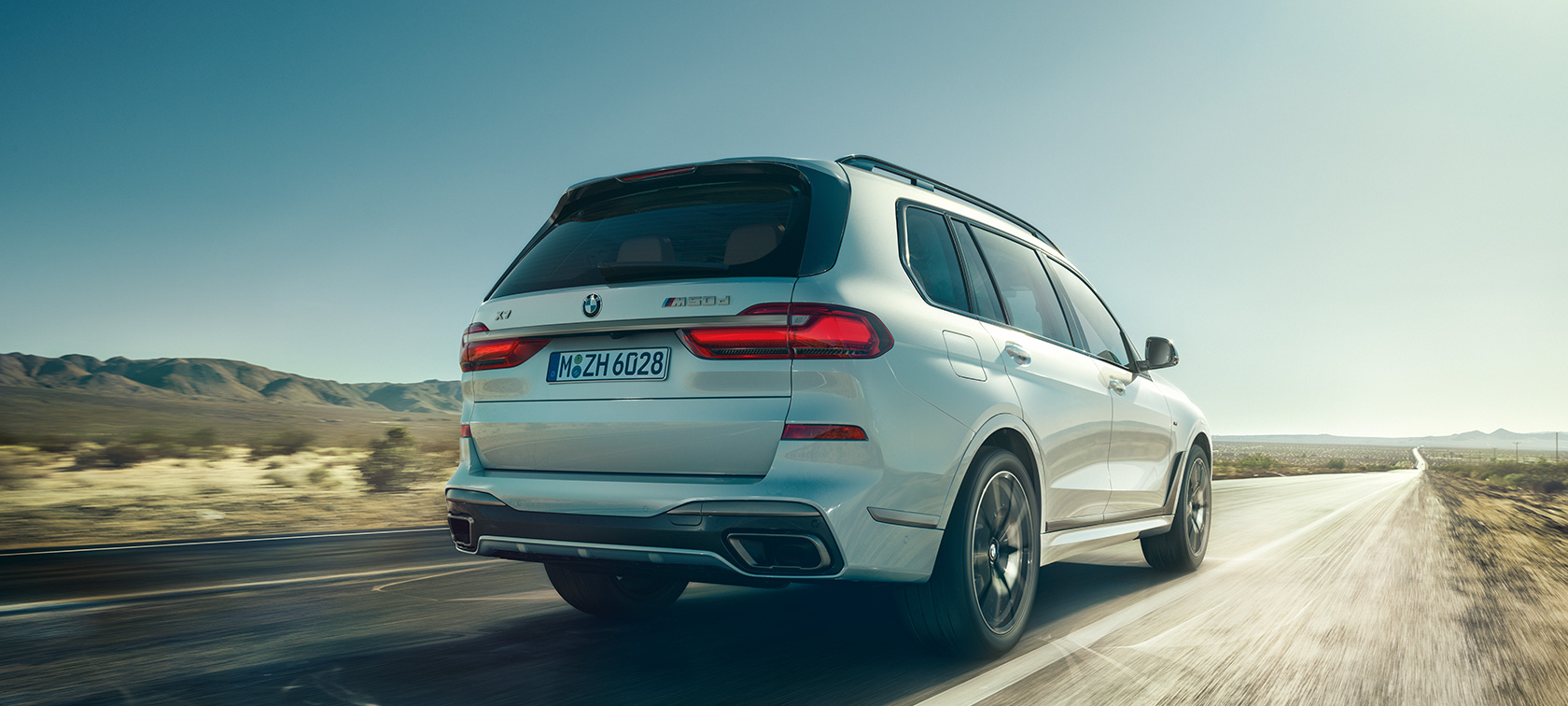 BMW X7 M50i SUV, vue arrière BMW X7 M50i SUV en Mineralweiß, roulant sur une autoroute déserte, vue arrière, G07, 2019