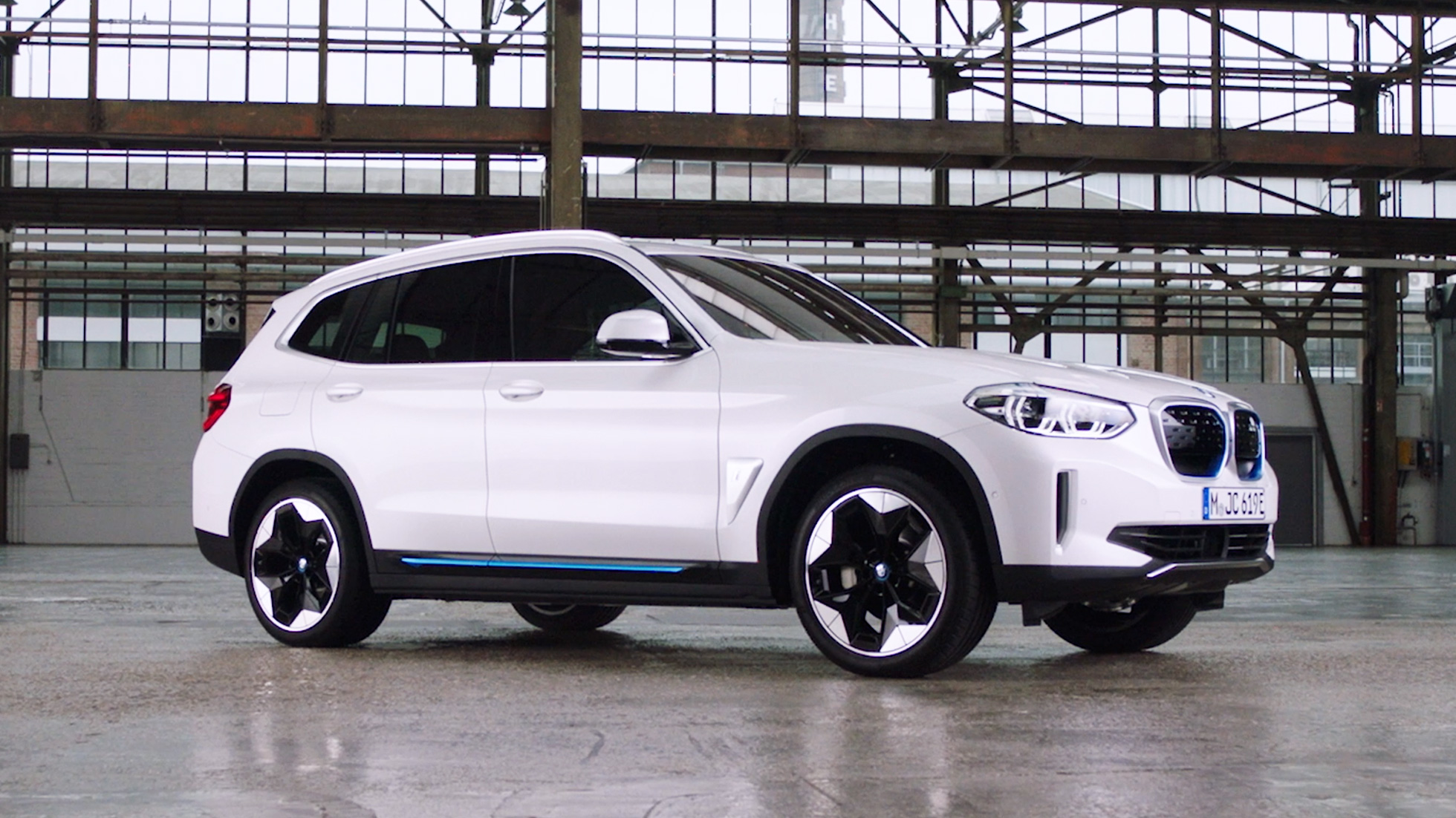 BMW iX3 G08, vidéo sur la connectivité BMW iX3 G08 2020 en Mineralweiß metallic, vidéo sur la connectivité