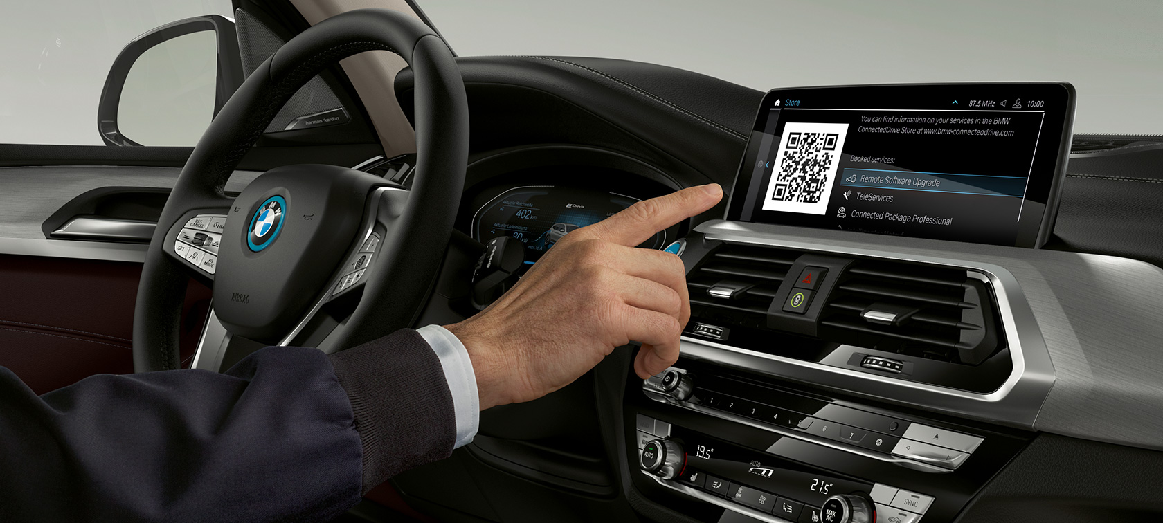 BMW iX3 G08, le conducteur commande le Control Display BMW iX3 G08 2020, le conducteur commande le Control Display dans l’habitacle