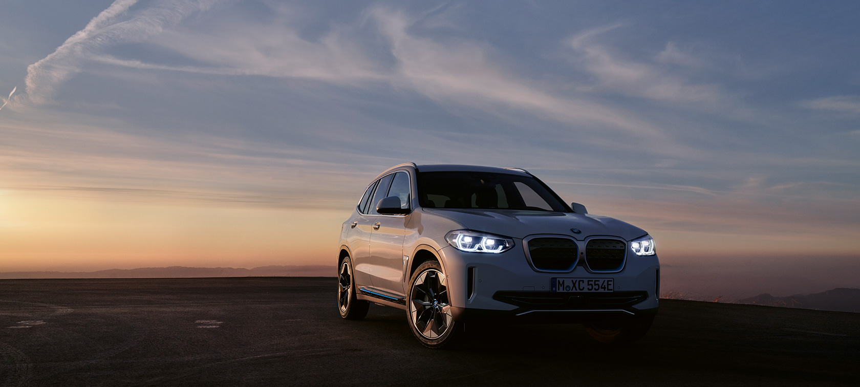 BMW iX3 SUV G08 2020, vue de trois quarts avant Vue de trois quarts avant de la BMW iX3 SUV G08 2020 en soirée