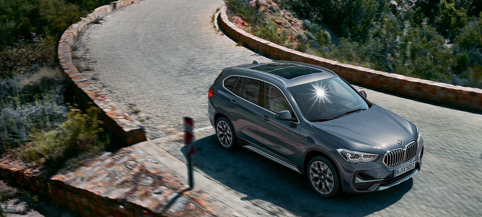 BMW X1 vue de trois-quarts avant BMW X1, vue de trois quarts avant devant un paysage de montagnes.