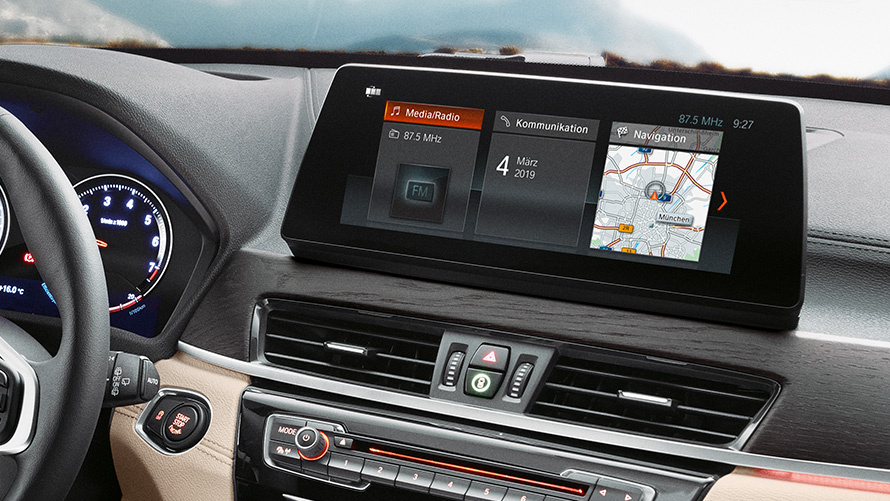 Intérieur de la BMW X1, Navigation Multimedia Professional de 10,25" F48. Intérieur de la BMW X1, vue sur Navigation Multimedia Professional de 10,25" avec écran tactile F48.