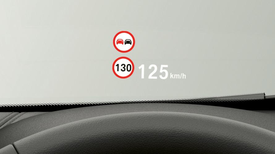 Affichage Tête-Haute F48. Intérieur de la BMW X1, vue sur le Head-Up Display F48.