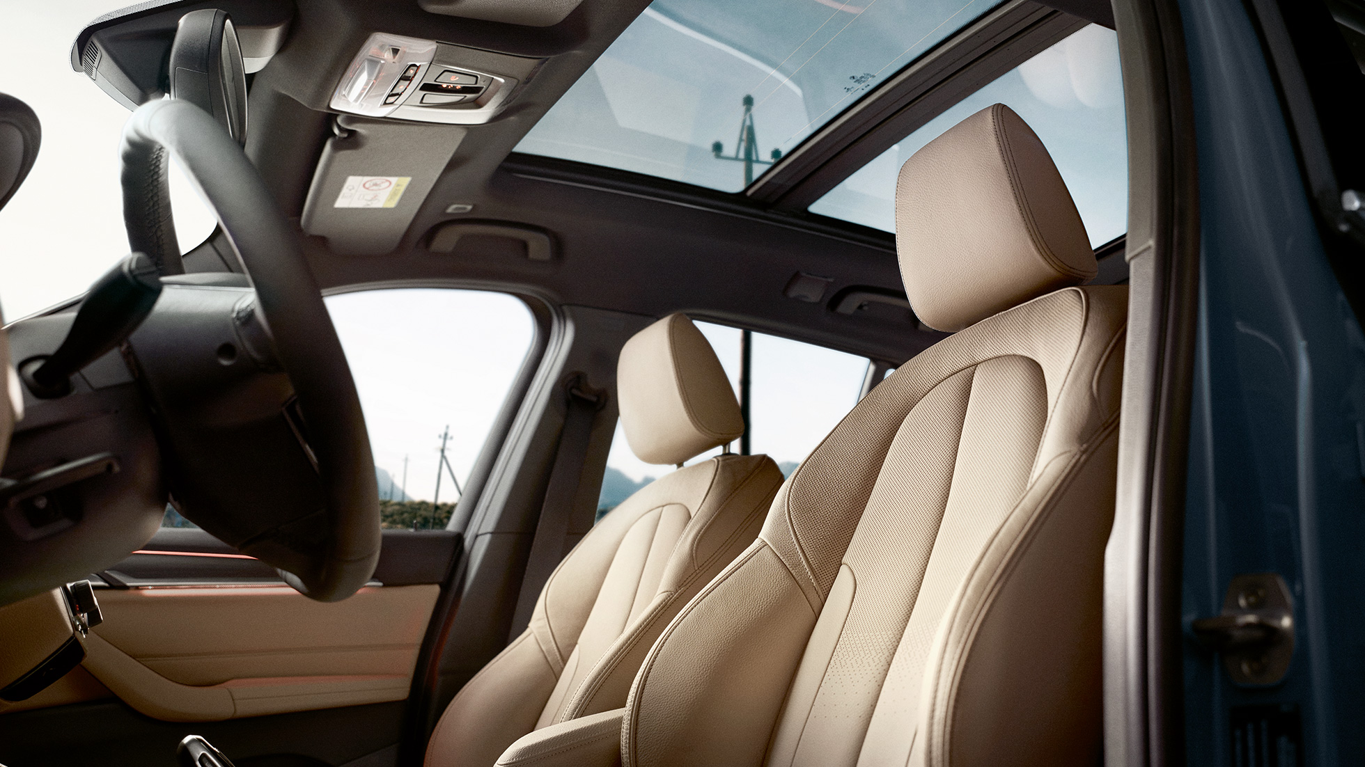 Intérieur de la BMW X1, sièges sport F48. Intérieur de la BMW X1, vue sur les sièges sport ergonomiques F48.