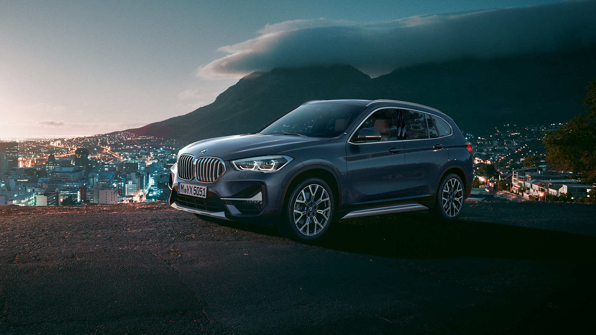 BMW X1, vue de trois quarts de profil F48. BMW X1, vue trois de quarts de profil dans un décor urbain F48.