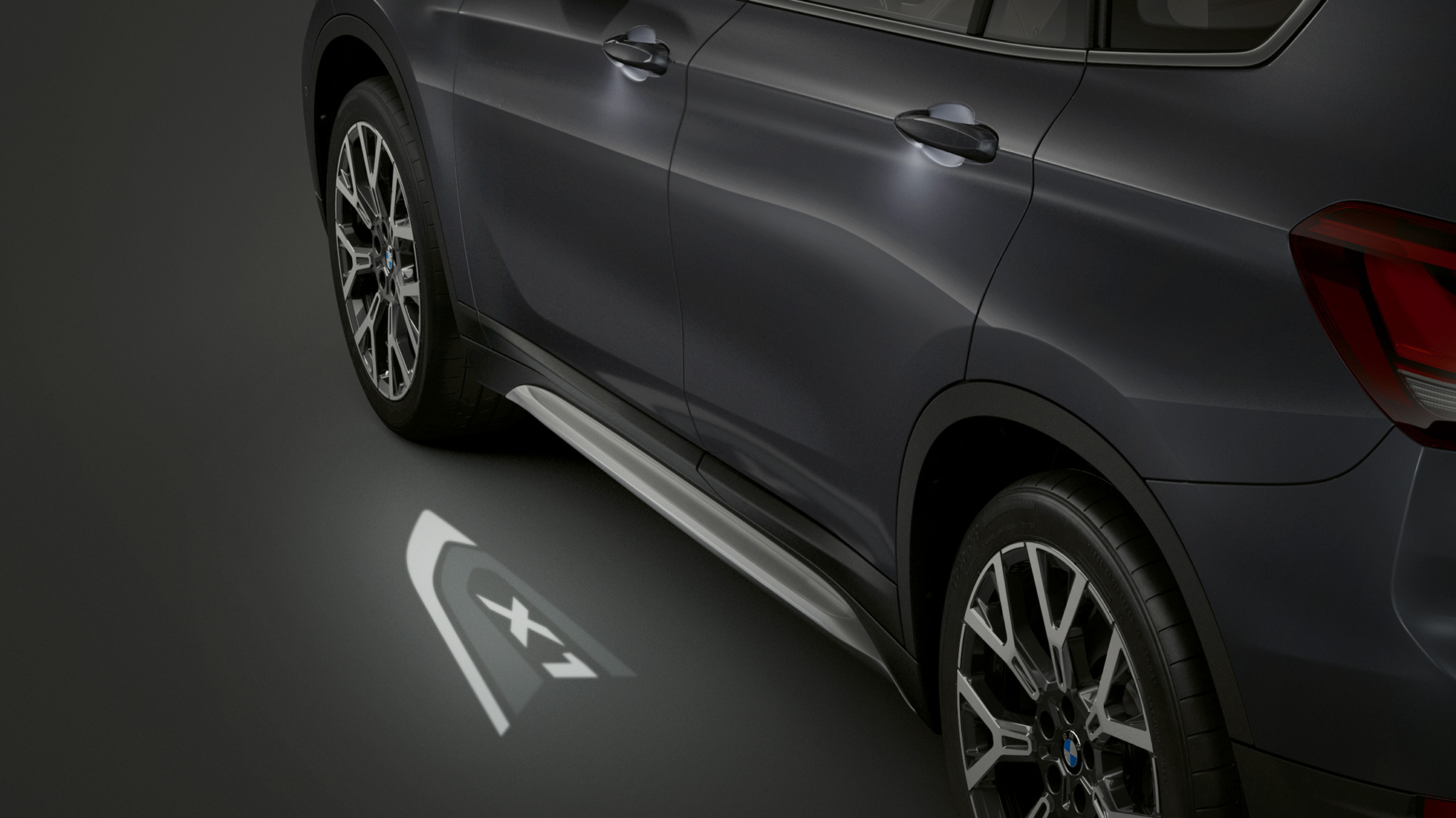 BMW X1, projection LED « X1 » F48. BMW X1, vue de profil avec vue sur la projection LED « X1 » F48.