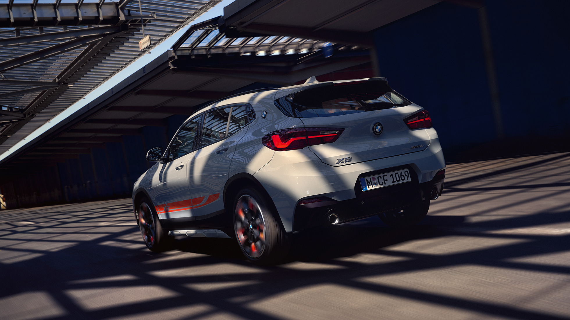 Vue de trois quarts arrière BMW X2 F39 BMW X2 2020 F39 Brooklyn Grau vue de trois quarts arrière