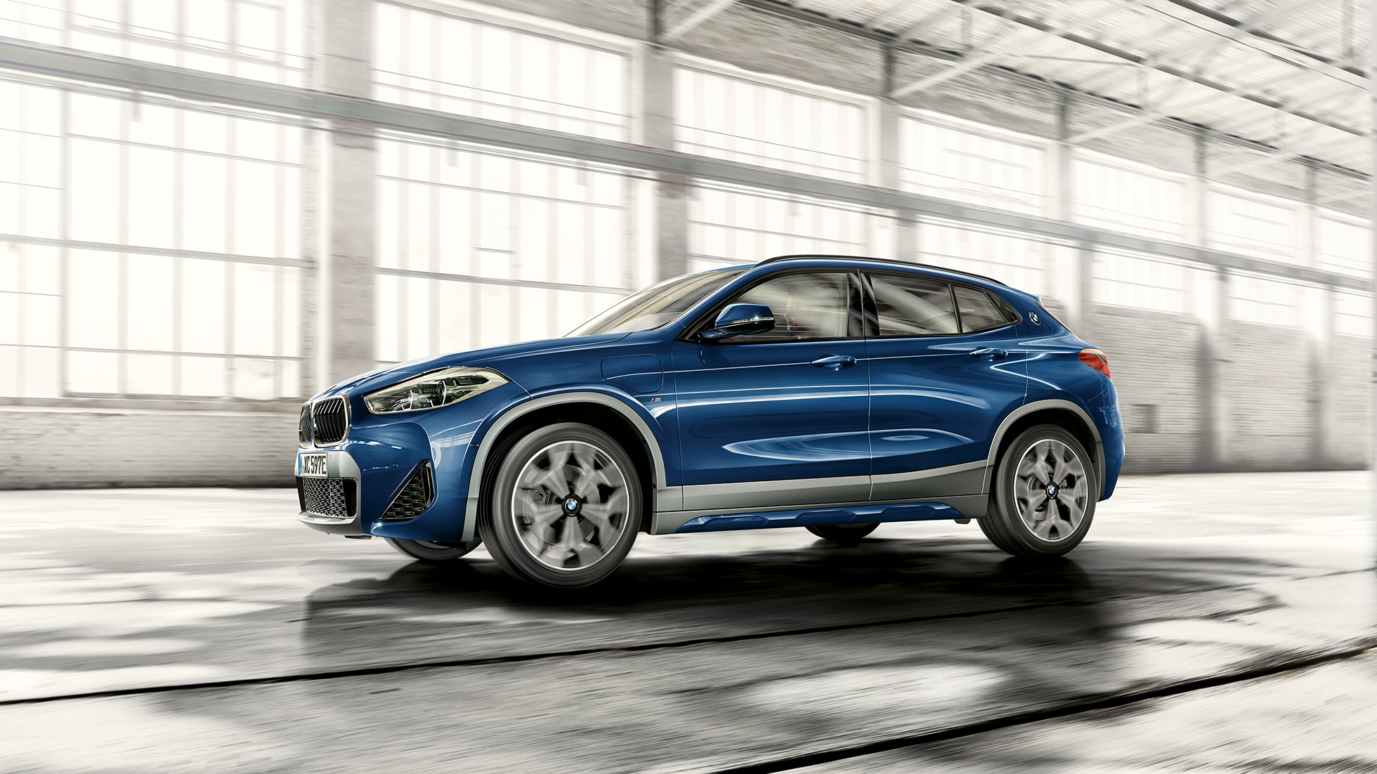 Vue de trois quarts de profil BMW X2 xDrive25e hybride rechargeable F39 BMW X2 xDrive25e hybride rechargeable 2020 F39 vue de trois quarts de profil