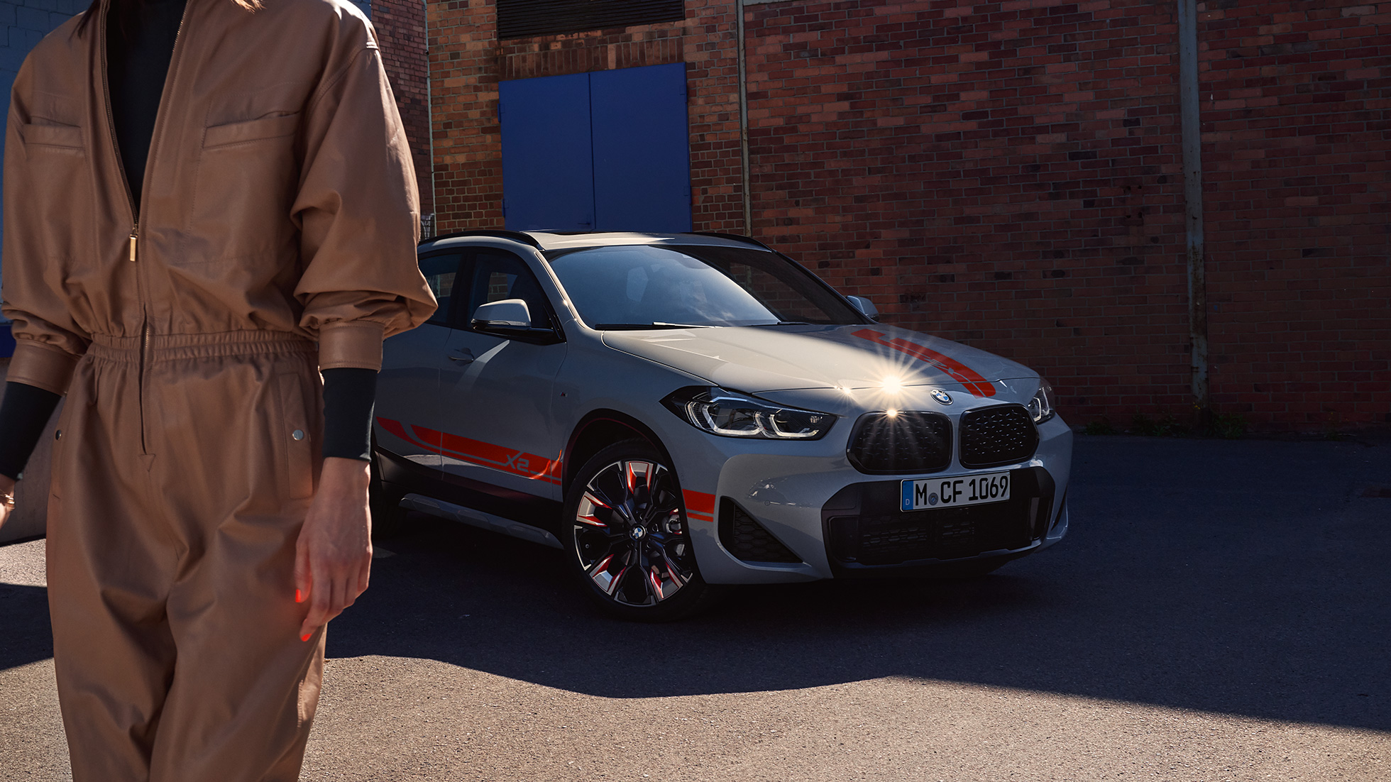 Double calandre de la BMW X2 F39 Vue de trois quarts de la double calandre de la BMW X2 2020 F39 Brooklyn Grau