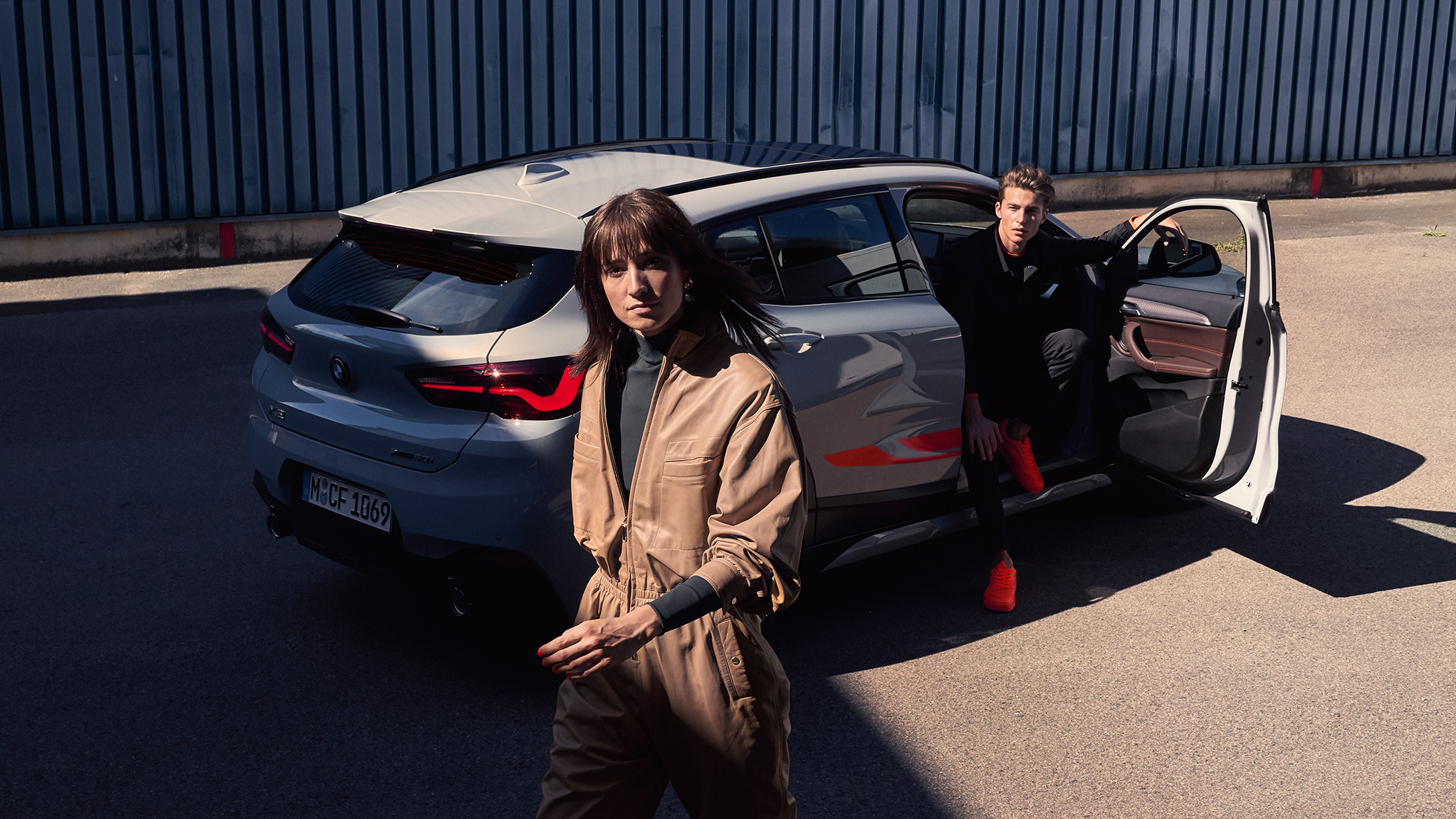Vue de trois quarts arrière de la BMW X2 F39 Vue de trois quarts arrière de la BMW X2 2020 F39 Brooklyn Grau