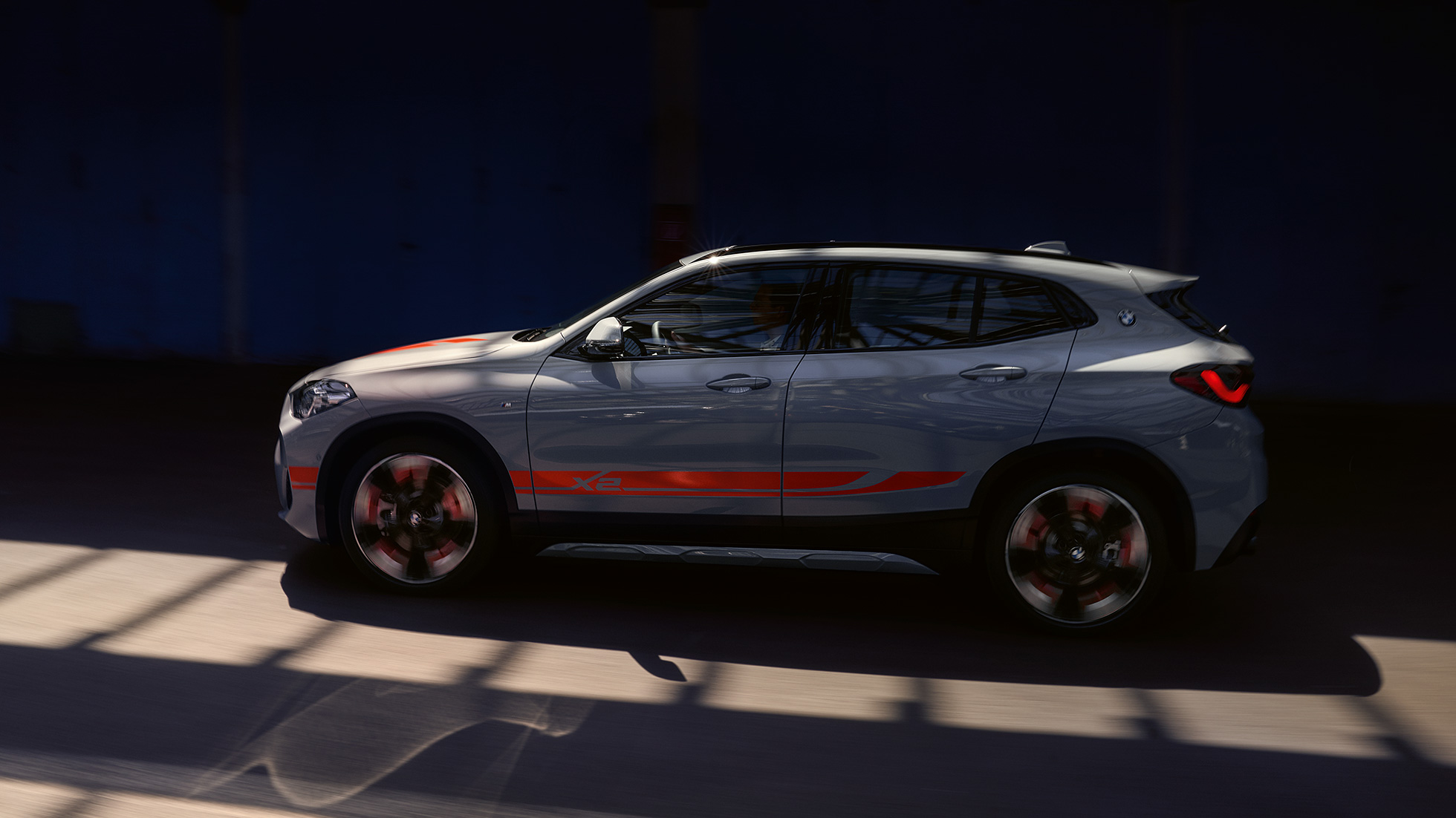 Vue de profil de la BMW X2 F39 Vue de profil de la BMW X2 2020 F39 Brooklyn Grau