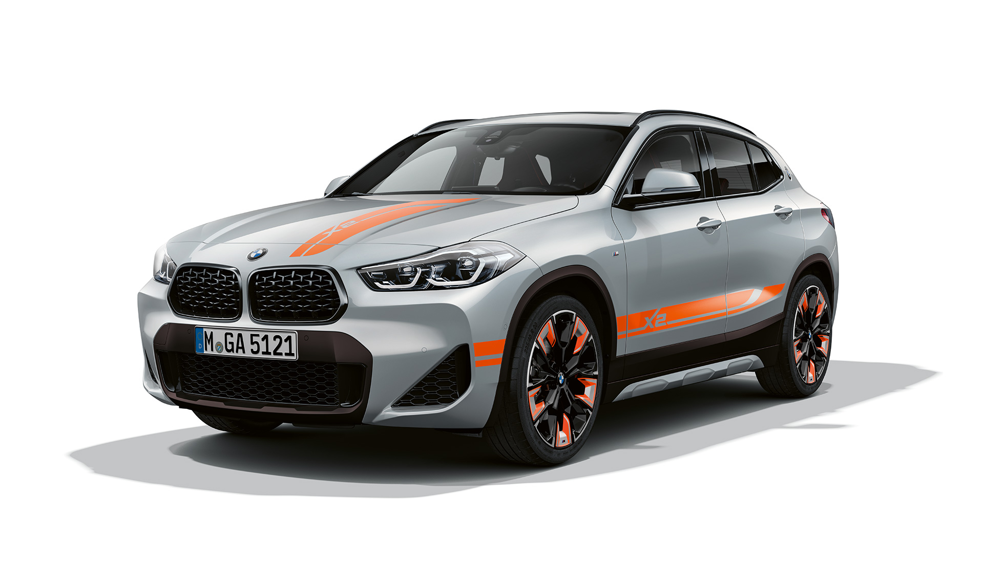 Vue de trois quarts avant de la BMW X2 Modèle Edition M Mesh F39 BMW X2 Modèle Edition M Mesh 2020 F39 Brooklyn Grau, vue de trois quarts avant