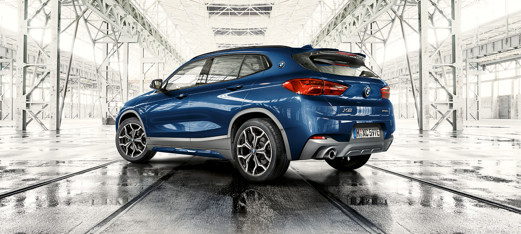 Vue de trois quarts avant de la BMW X2 xDrive25e Plug-in-Hybrid BMW X2 xDrive25e Plug-in-Hybrid F39 2020 vue de trois quarts avant