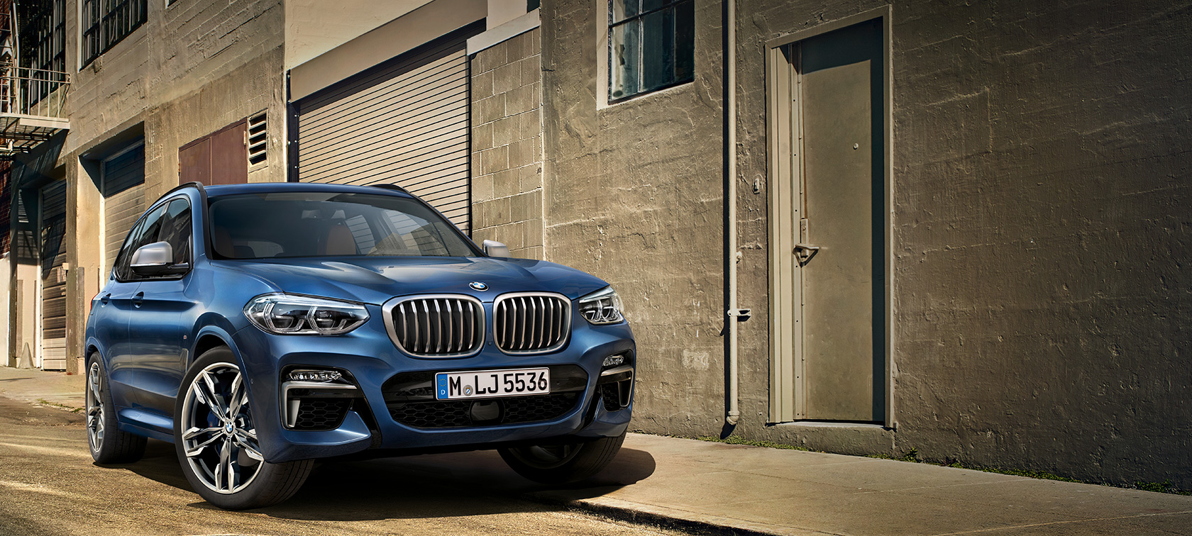 BMW X3 M40i, devant le mur d’une maison G01 BMW X3 M40i, devant le mur d’une maison G01