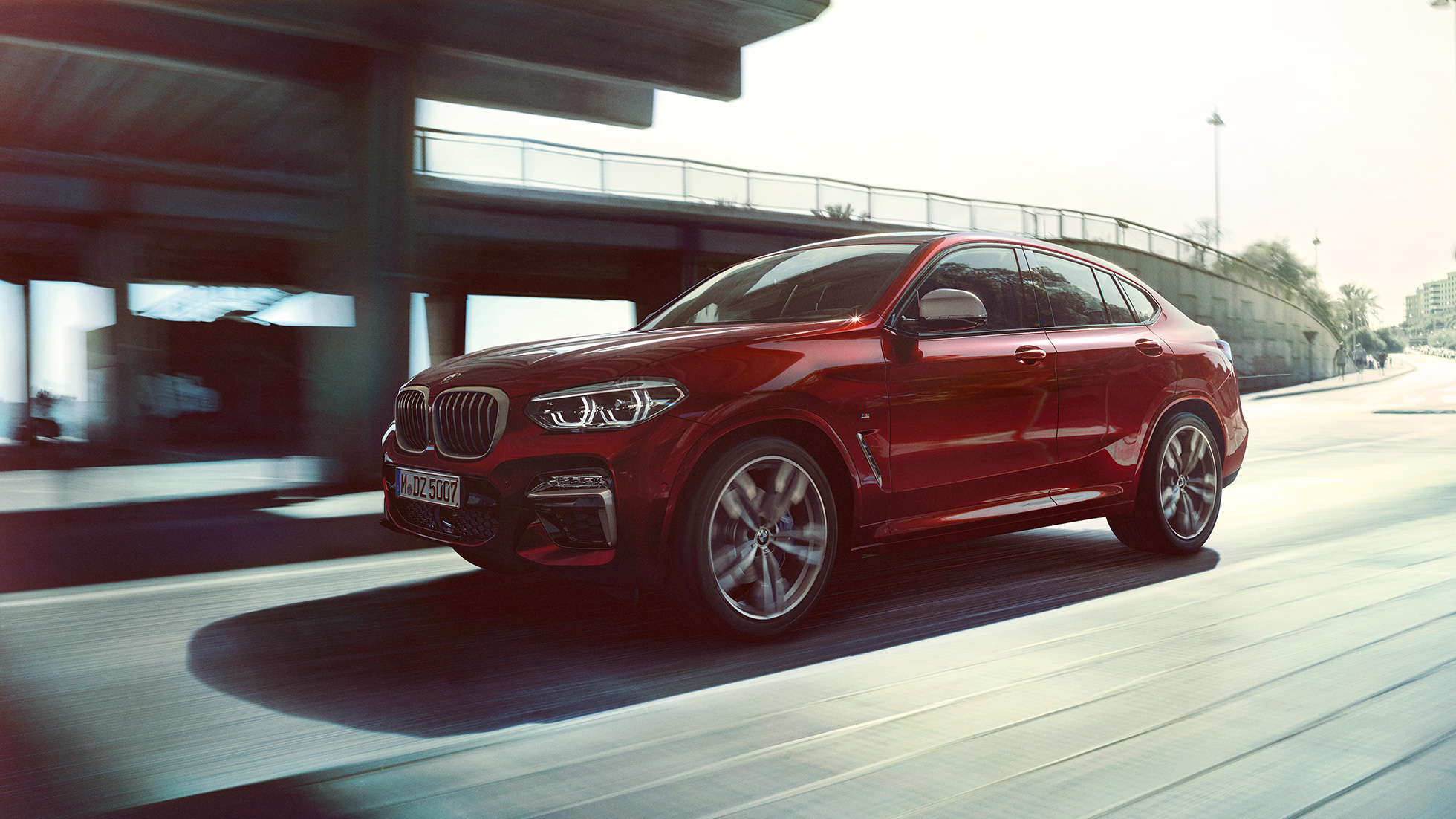 BMW X4 rouge dynamique de profil BMW X4 rouge dynamique de profil
