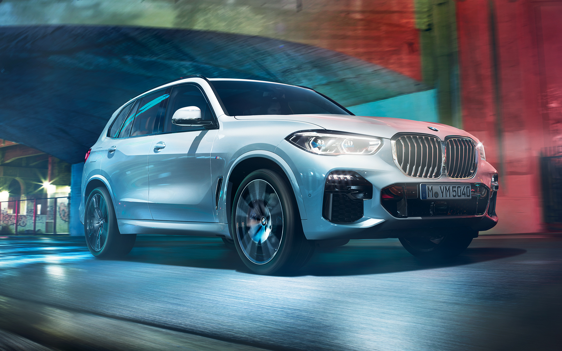 La BMW X5 SUV en action G05 La BMW X5 SUV traverse la métropole nocturne G05.