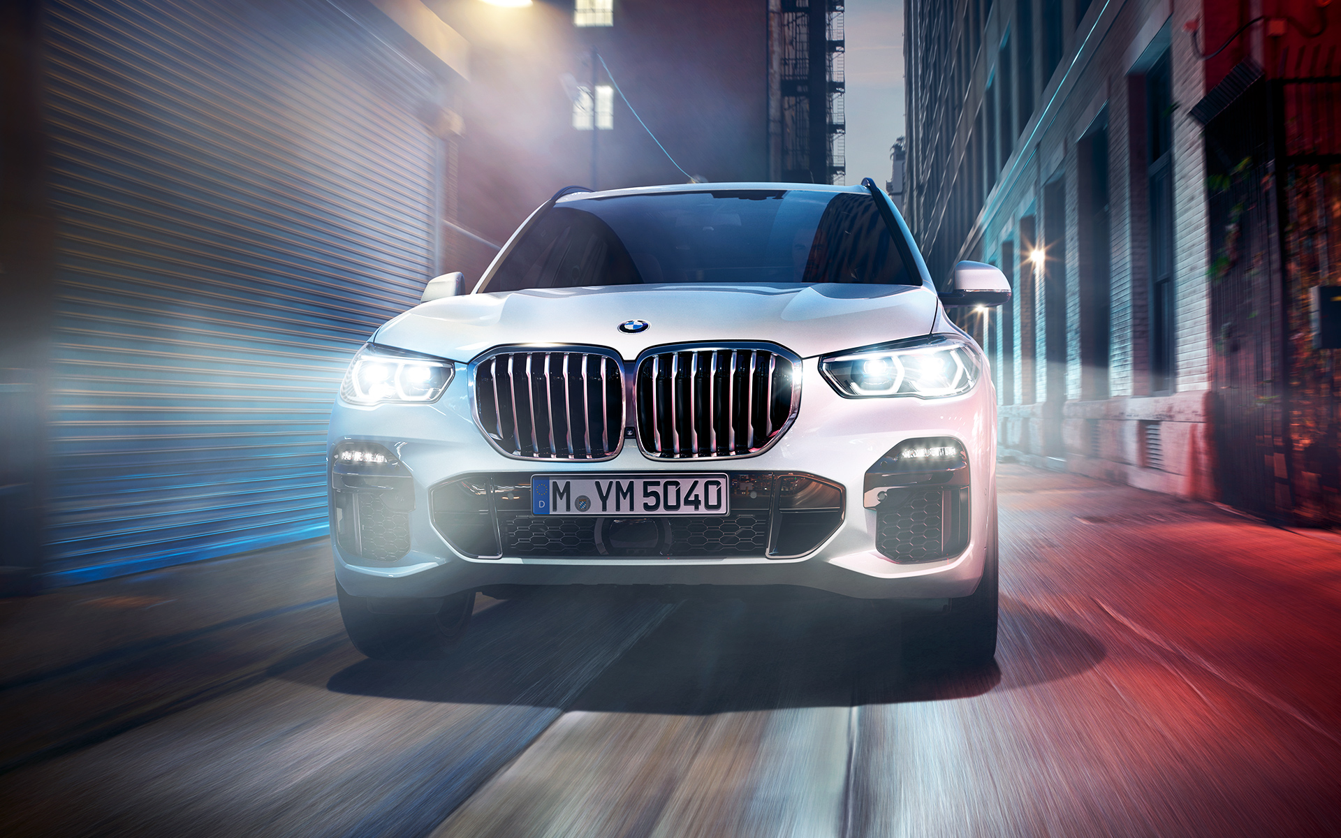 La BMW X5 SUV en action G05 La BMW X5 SUV la nuit, dans une rue en ville G05.