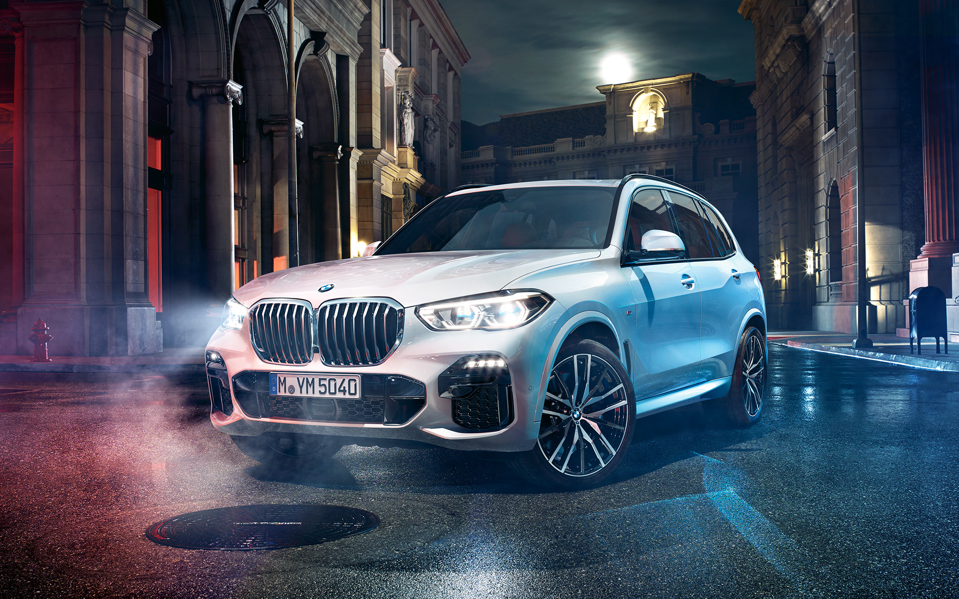 La BMW X5 SUV de nuit dans la rue G05 La BMW X5 SUV vue de l’avant, dans le décor d'une nuit métropolitaine G05