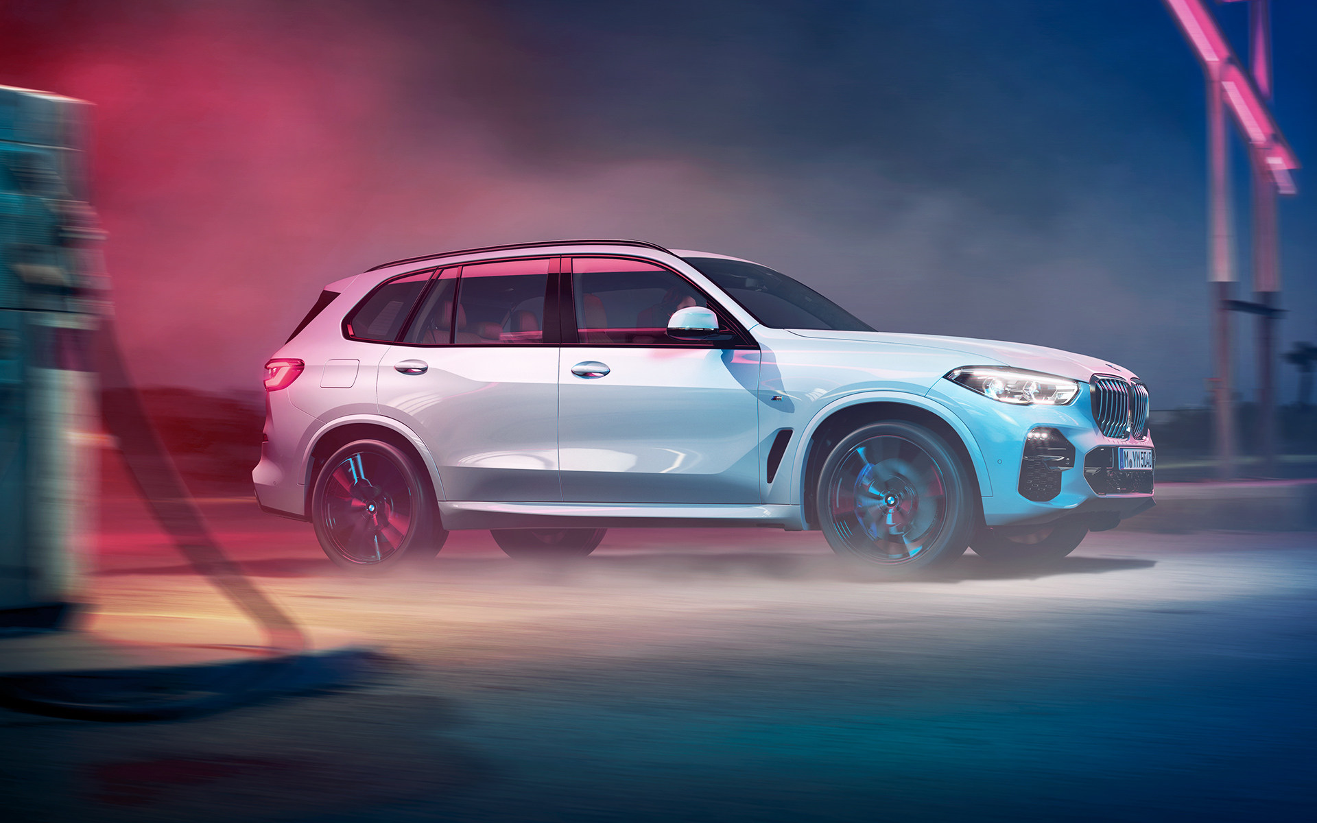 Vue de profil de la BMW X5 SUV G05 La silhouette de la BMW X5 SUV, dans le décor d'une nuit métropolitaine G05