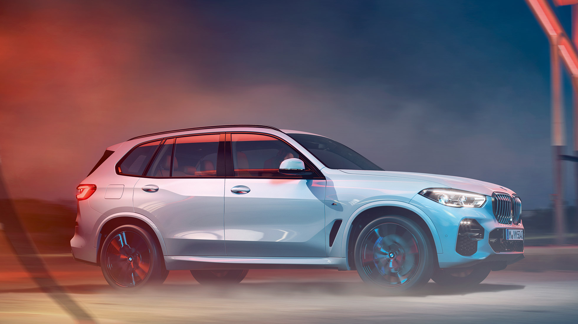 BMW X5 blanche dynamique de profil BMW X5 blanche dynamique de profil