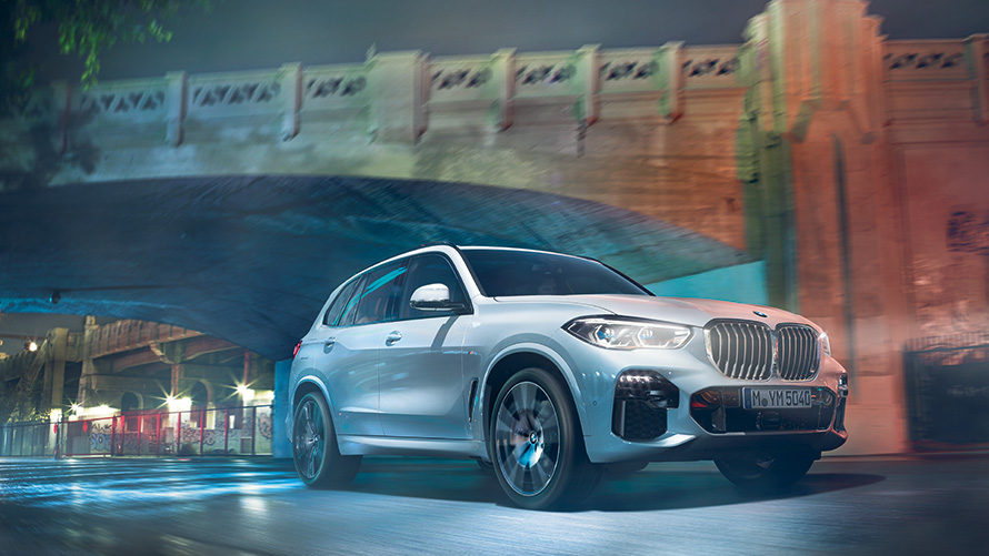 BMW X5 Hybride Rechargeable de nuit sous un pont BMW X5 Hybride Rechargeable de nuit sous un pont
