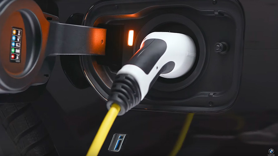 BMW Plug-in Hybrid avec câble de recharge BMW X5 G05 BMW Plug-in Hybrid avec câble de recharge branché vue en gros plan