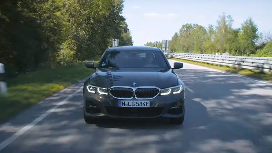 BMW hybride rechargeable en mouvement sur la route BMW X5 G05 BMW Plug-in Hybrid en mouvement sur route vue avant