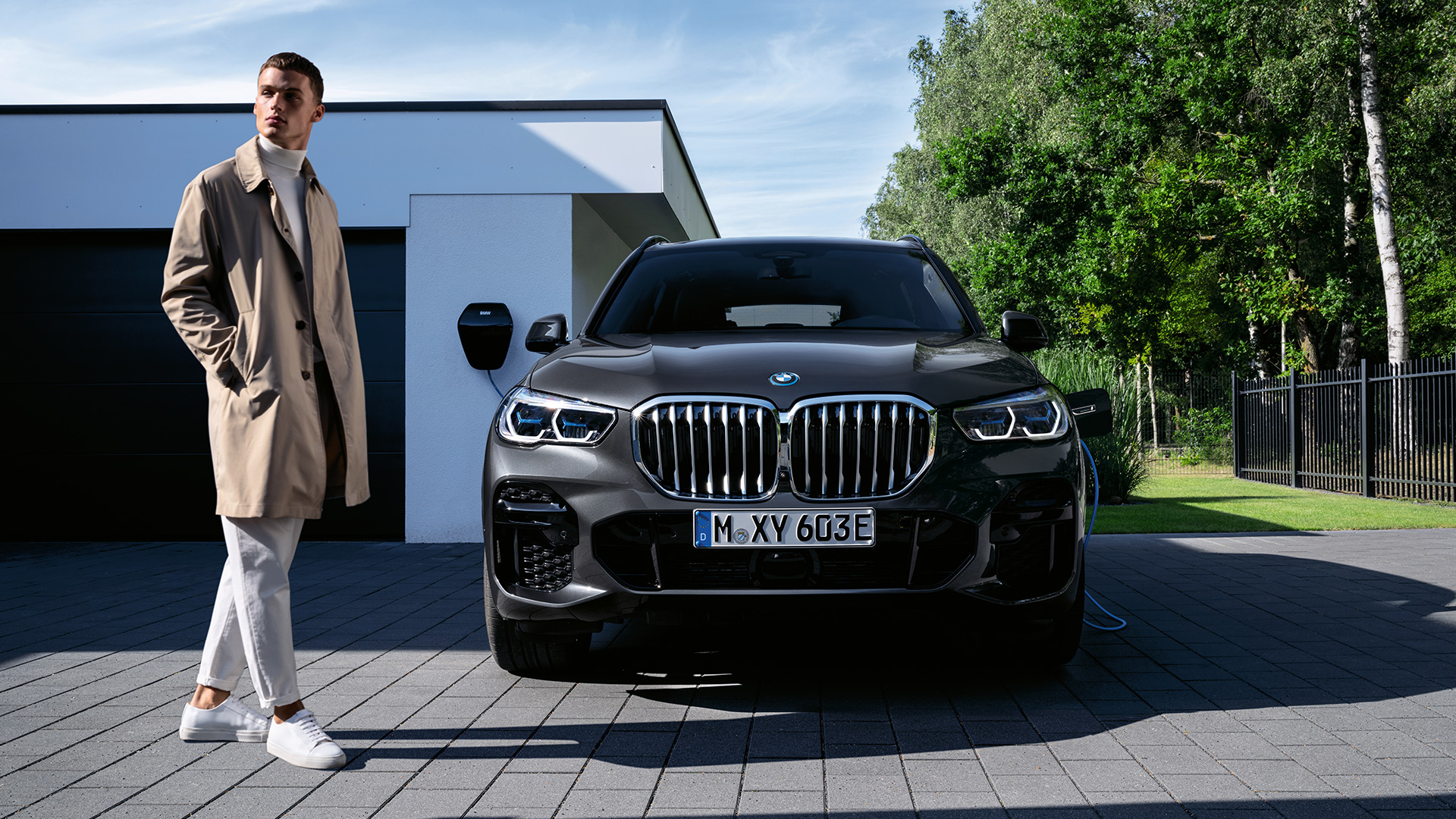 SUV Hybride Rechargeable BMX X5 xDrive45e BMW X5 xDrive45e (G05) vue trois quart arrière, dans la rue