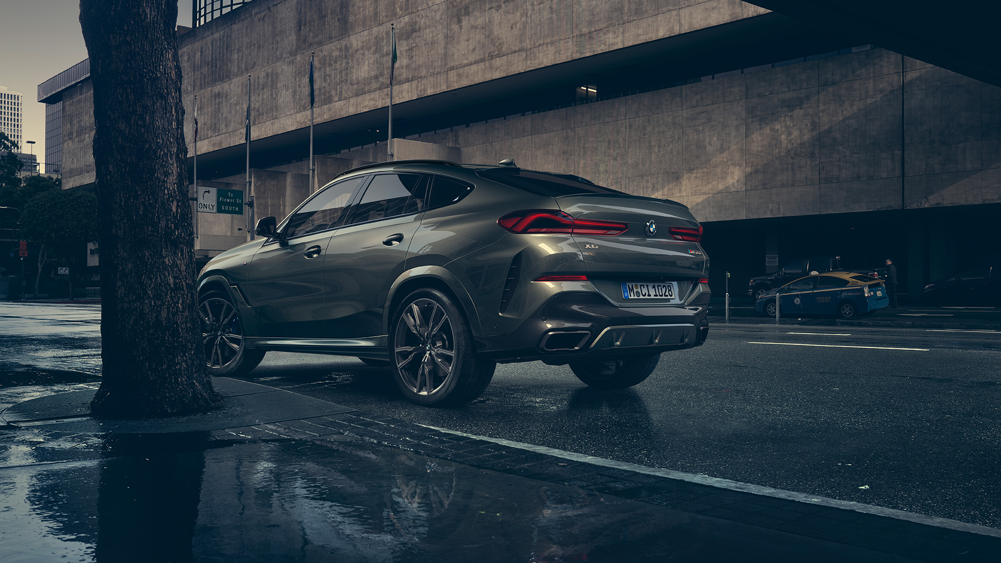 Extérieur de la BMW X6 G06. La BMW X6 vue de trois quarts arrière devant un décor urbain G06.