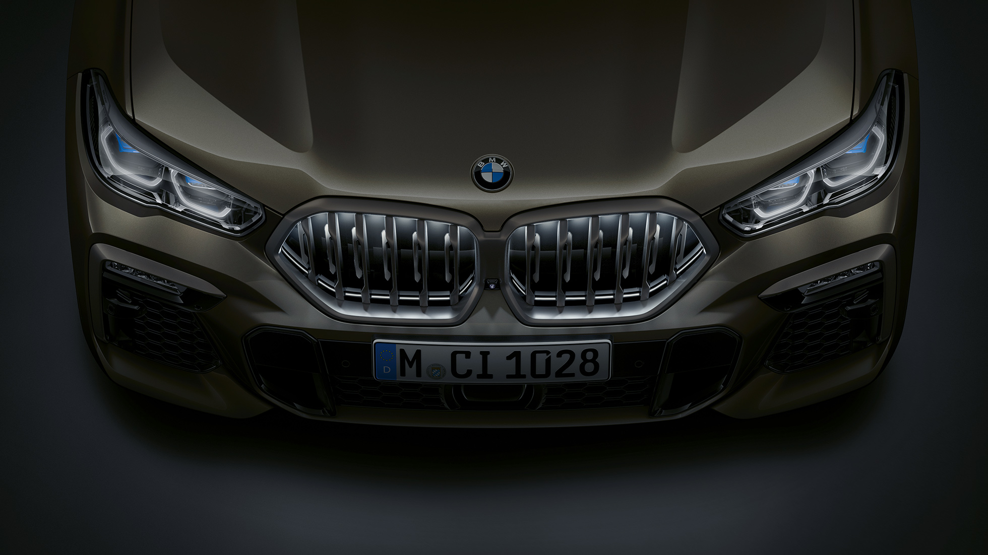 Avant de la BMW X6 G06. Gros plan de l’avant de la BMW X6 avec les naseaux BMW Iconic Glow vus en plan G06.