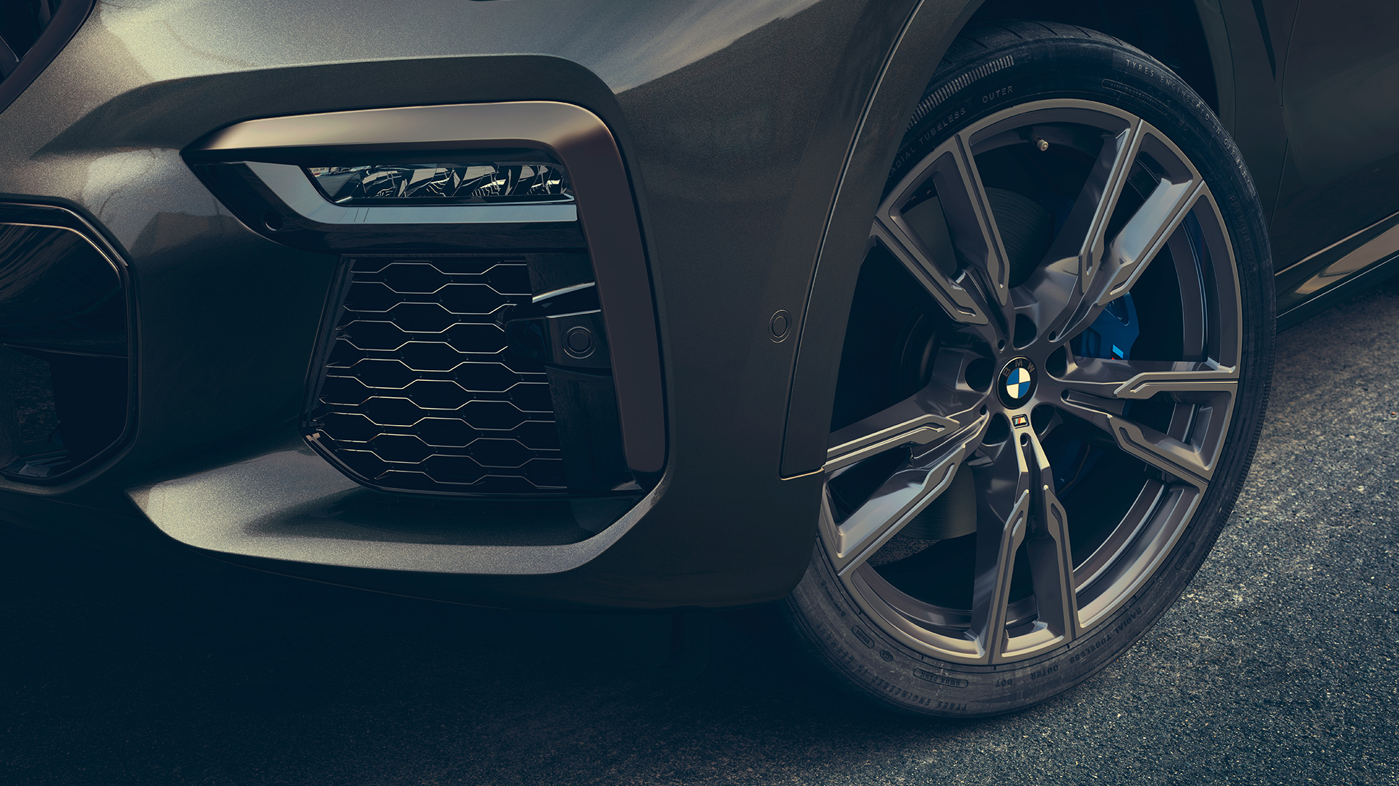 Jantes BMW M 22’’ en alliage léger G06. Gros plan des jantes BMW M 22" en alliage léger G06.