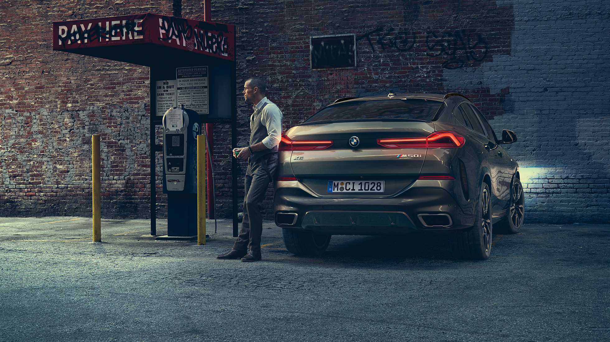Arrière de la BMW X6 G06. Vue arrière de la BMW X6 devant un décor urbain G06.