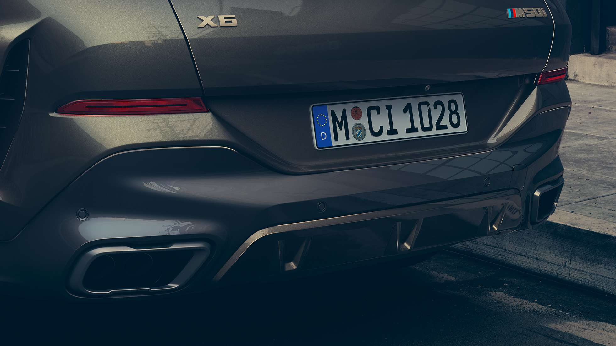 Système d’échappement M Sport de la BMW X6 G06. Gros plan du système d’échappement M Sport de la BMW X6 G06.