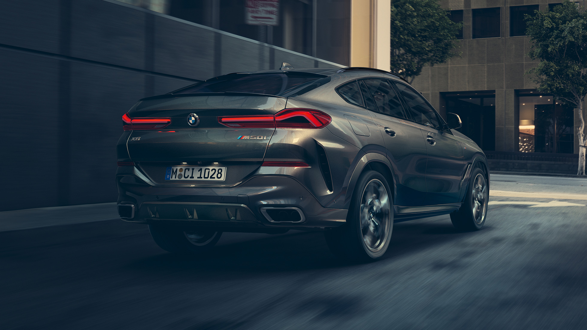 Suspensions SelectDrive M Pro G06. Vue de trois quarts arrière de la BMW X6 G06.