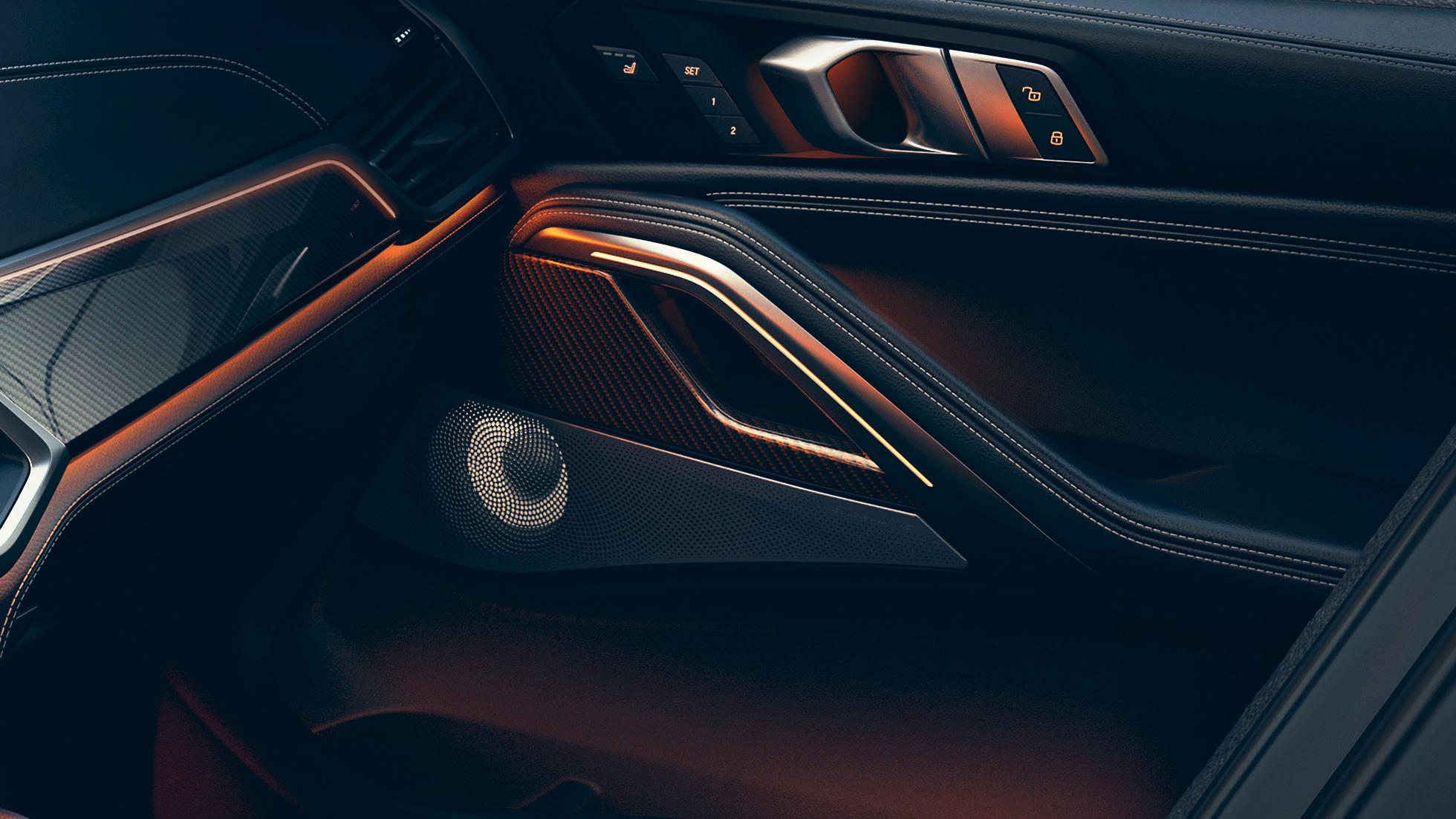 Haut-parleurs de la BMW X6 G06. Gros plan de l’habitacle de la BMW X6 avec vue sur les haut-parleurs G06.