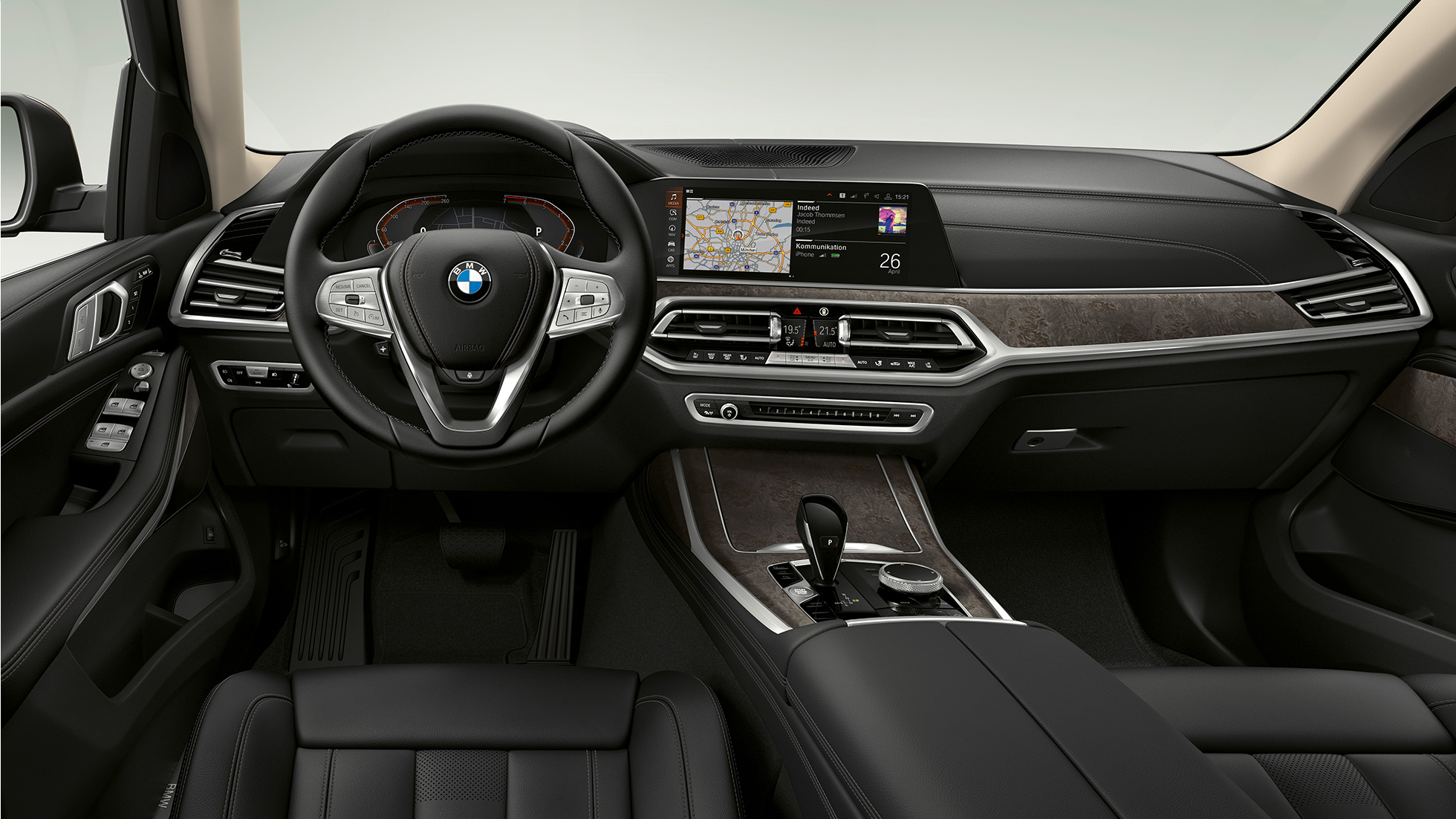 BMW X7 SUV, poste de conduite G07 Gros plan de face du poste de conduite côté conducteur de la BMW X7 SUV G07