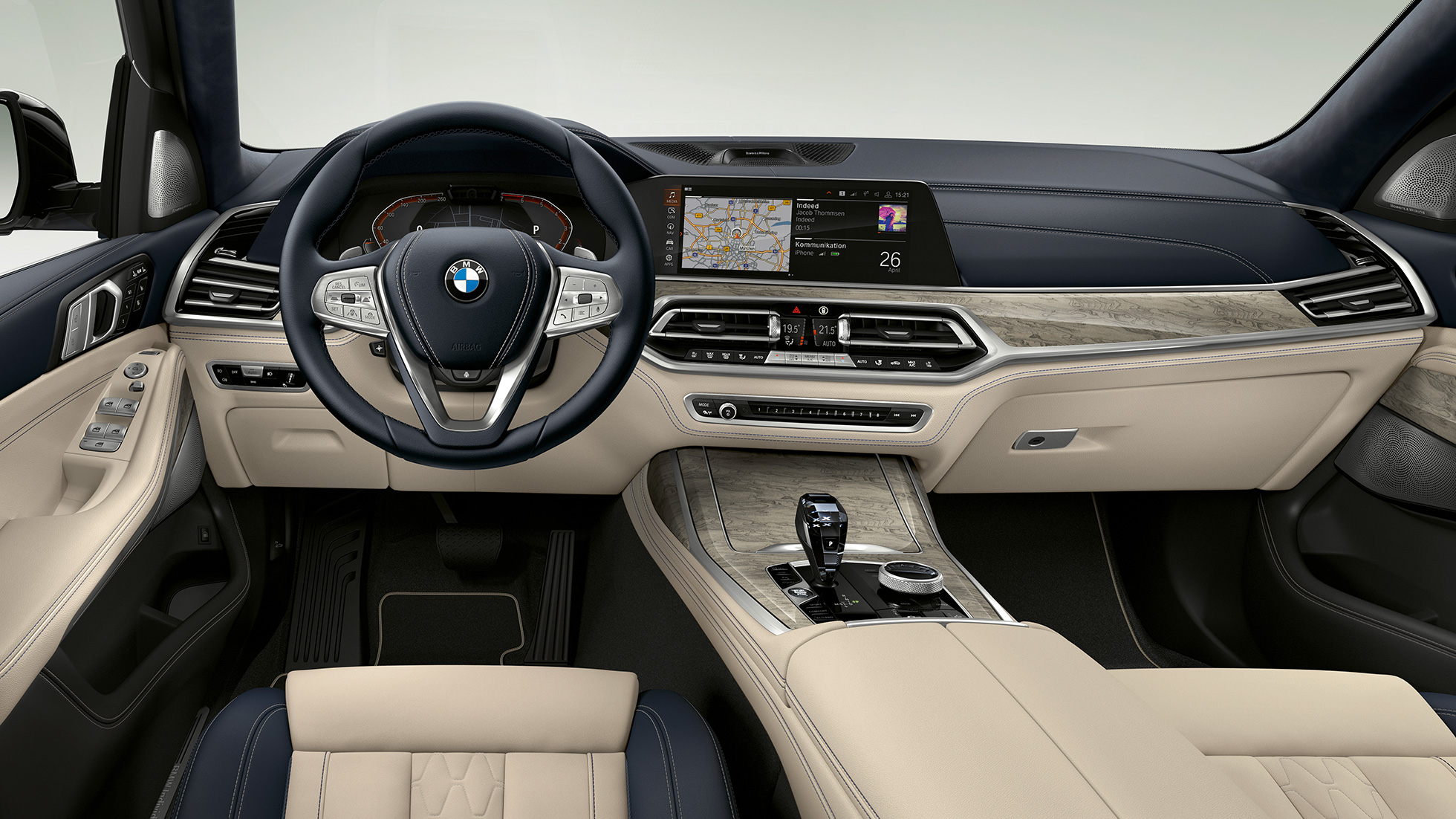 BMW X7 SUV, poste de conduite en design Pure Excellence G07 Gros plan de face du poste de conduite côté conducteur de la BMW X7 SUV, dotée de l’équipement du design Pure Excellence G07
