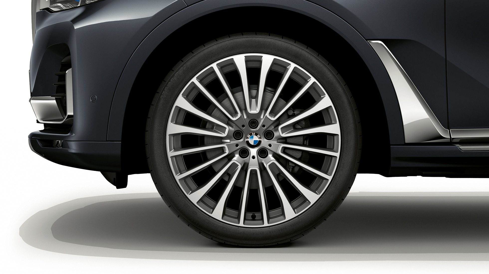 BMW X7 SUV, jante en alliage léger en design Pure Excellence G07 Gros plan d’une jante en alliage léger de la BMW X7 SUV avec l’équipement du design Pure Excellence G07